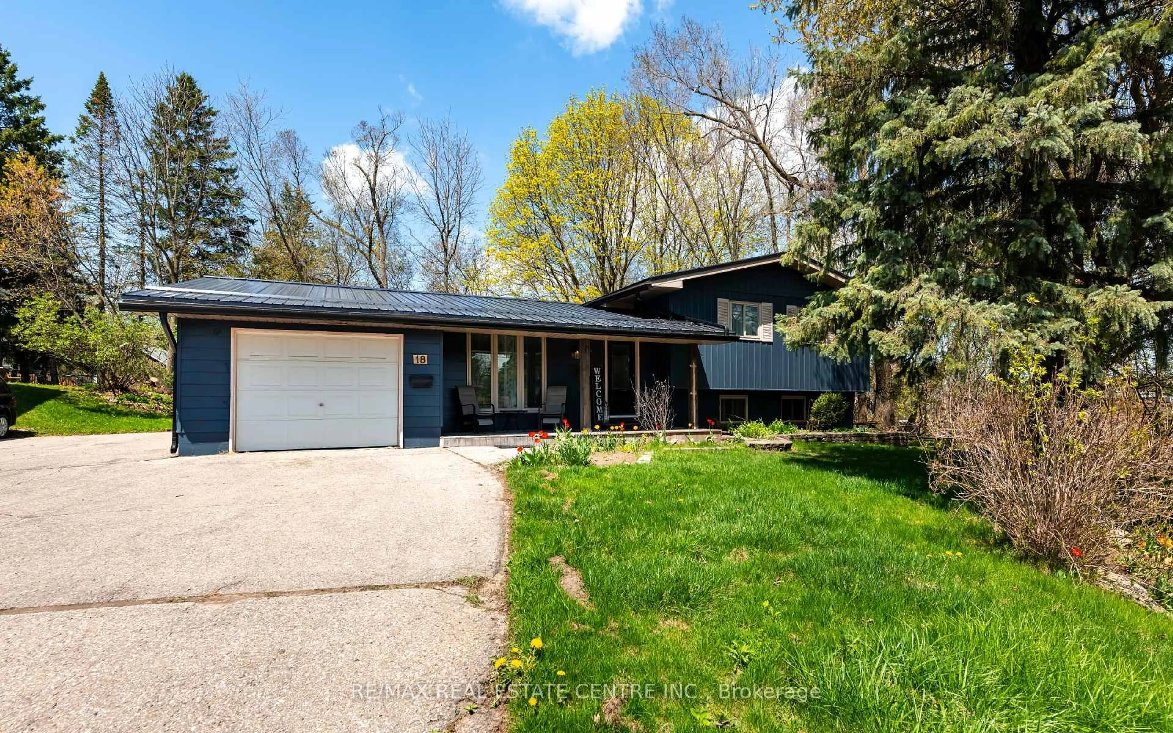 Home with vinyl exterior material, street for 18 Townline, Orangeville Ontario L9W 3H3