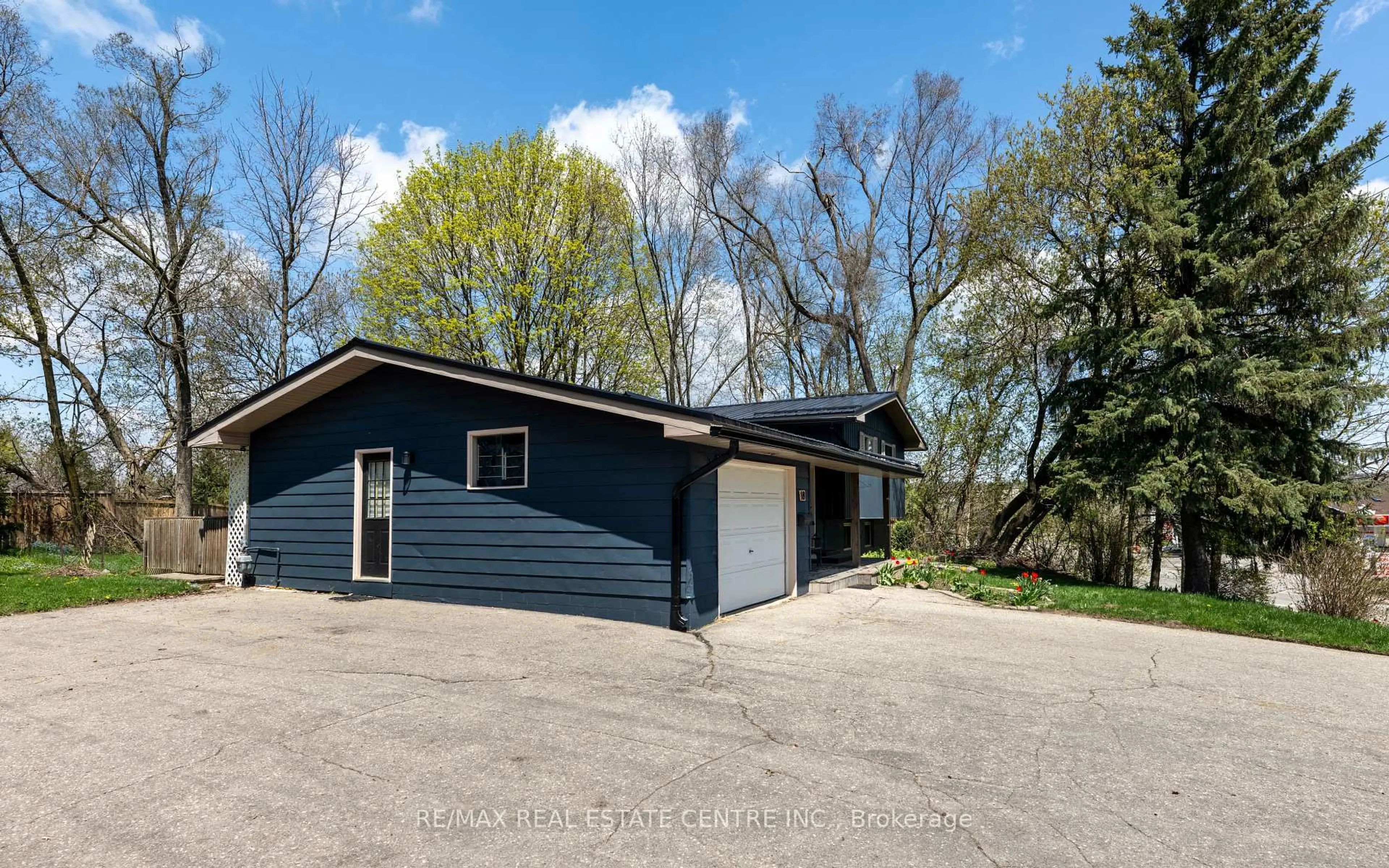 Unknown for 18 Townline, Orangeville Ontario L9W 3H3