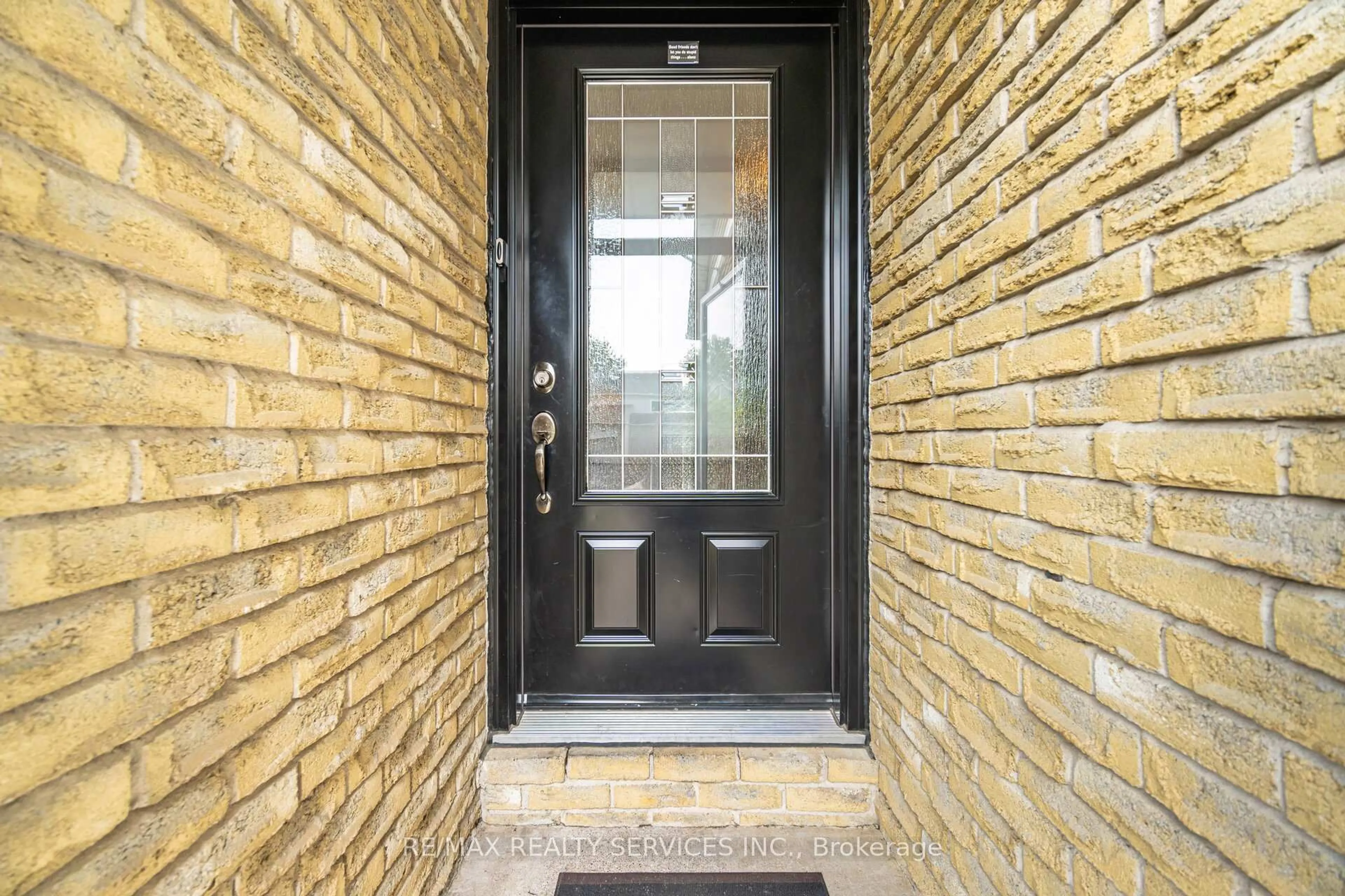 Indoor foyer for 12 Sparklett Cres, Brampton Ontario L6Z 1M8