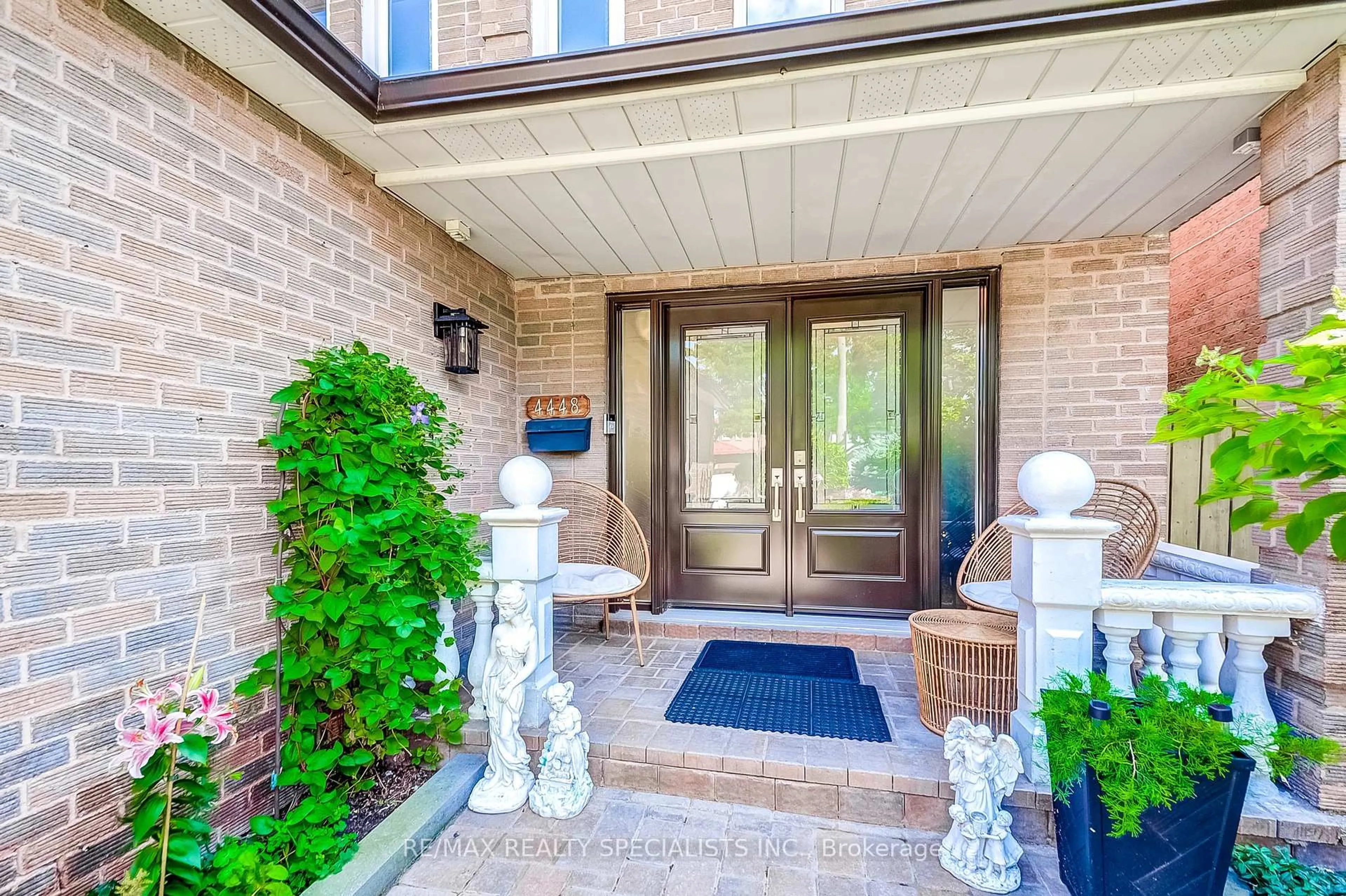 Indoor entryway for 4448 Weymouth Commons Cres, Mississauga Ontario L5R 1P4