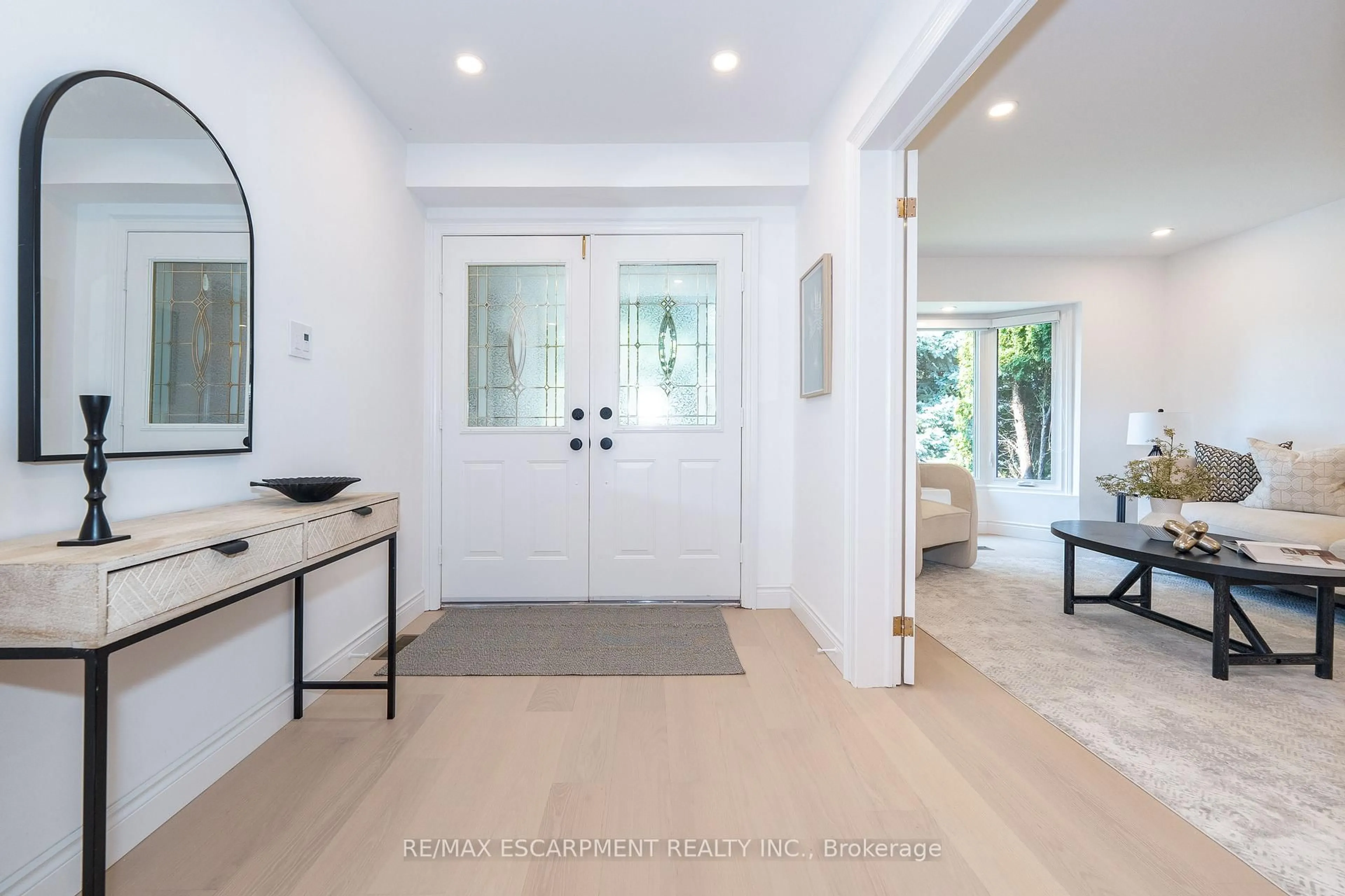 Indoor entryway for 327 Northwood Dr, Oakville Ontario L6M 1M8