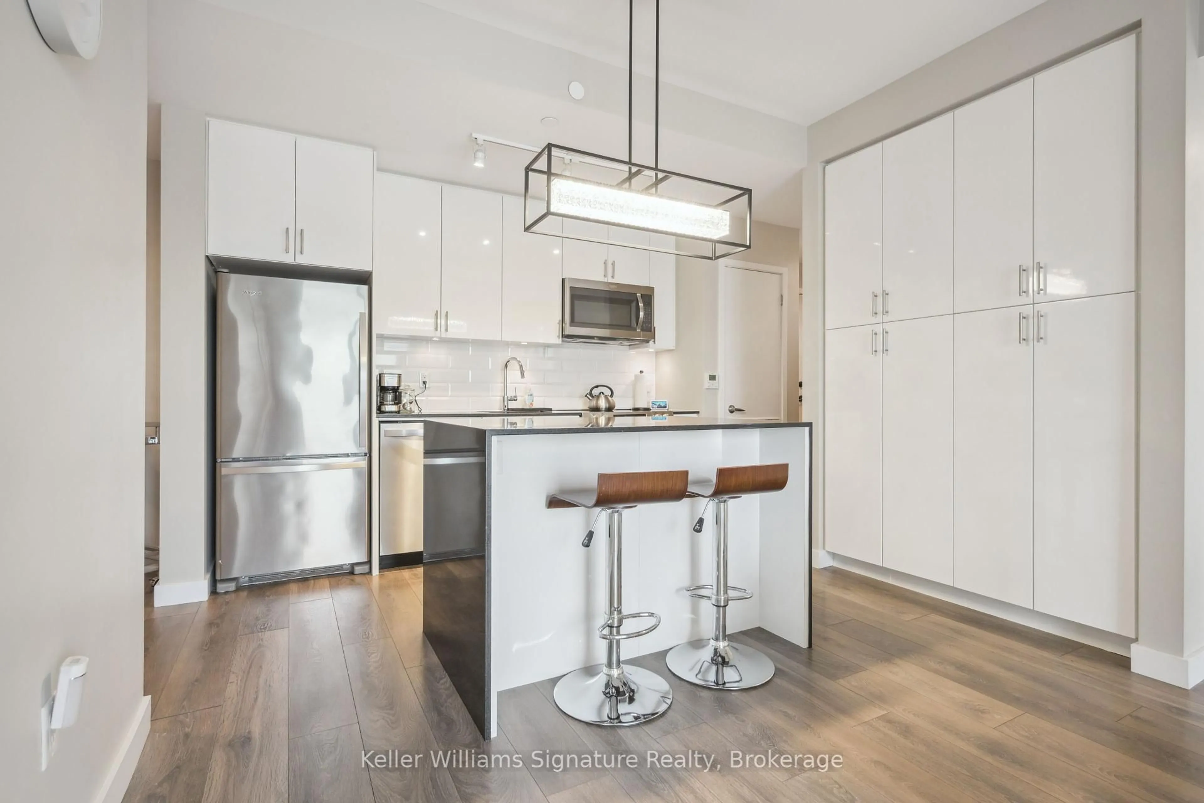Open concept kitchen, wood/laminate floor for 168 Sabina Dr #219, Oakville Ontario L6H 0W5