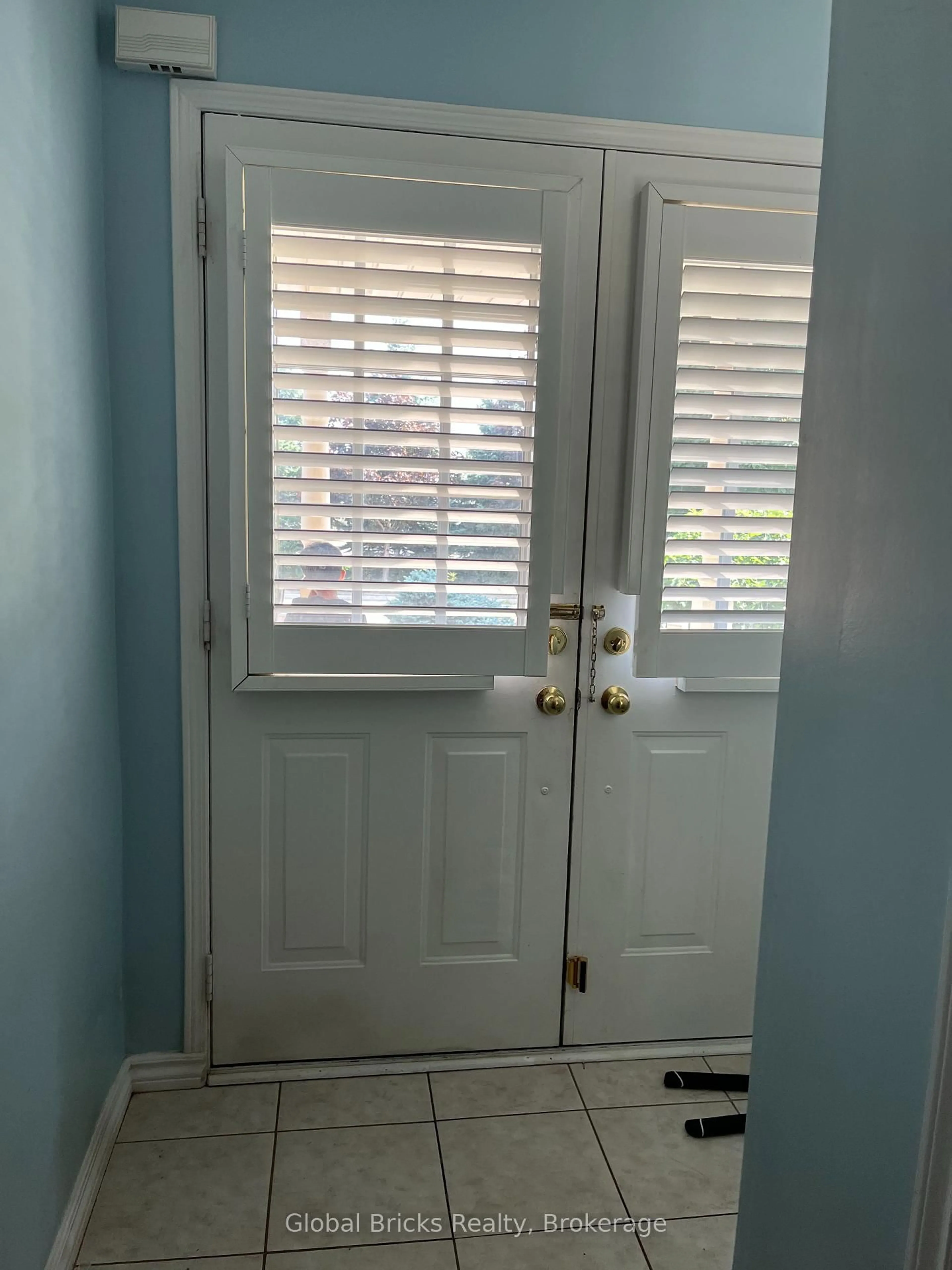 Indoor entryway for 4187 Goldenrod Cres, Mississauga Ontario L5V 3C2