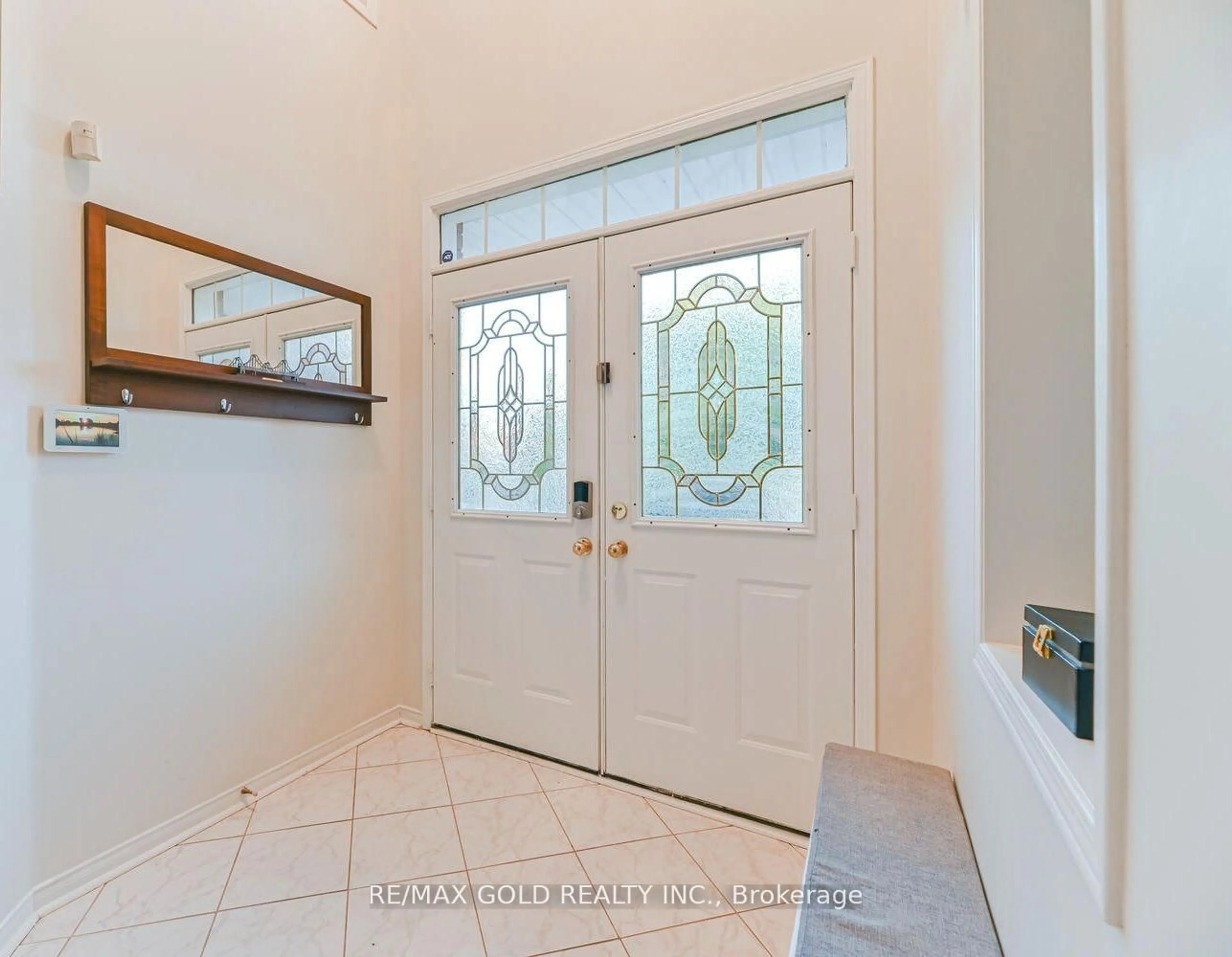 Indoor entryway for 102 Sunny Meadow Blvd, Brampton Ontario L6R 1X5