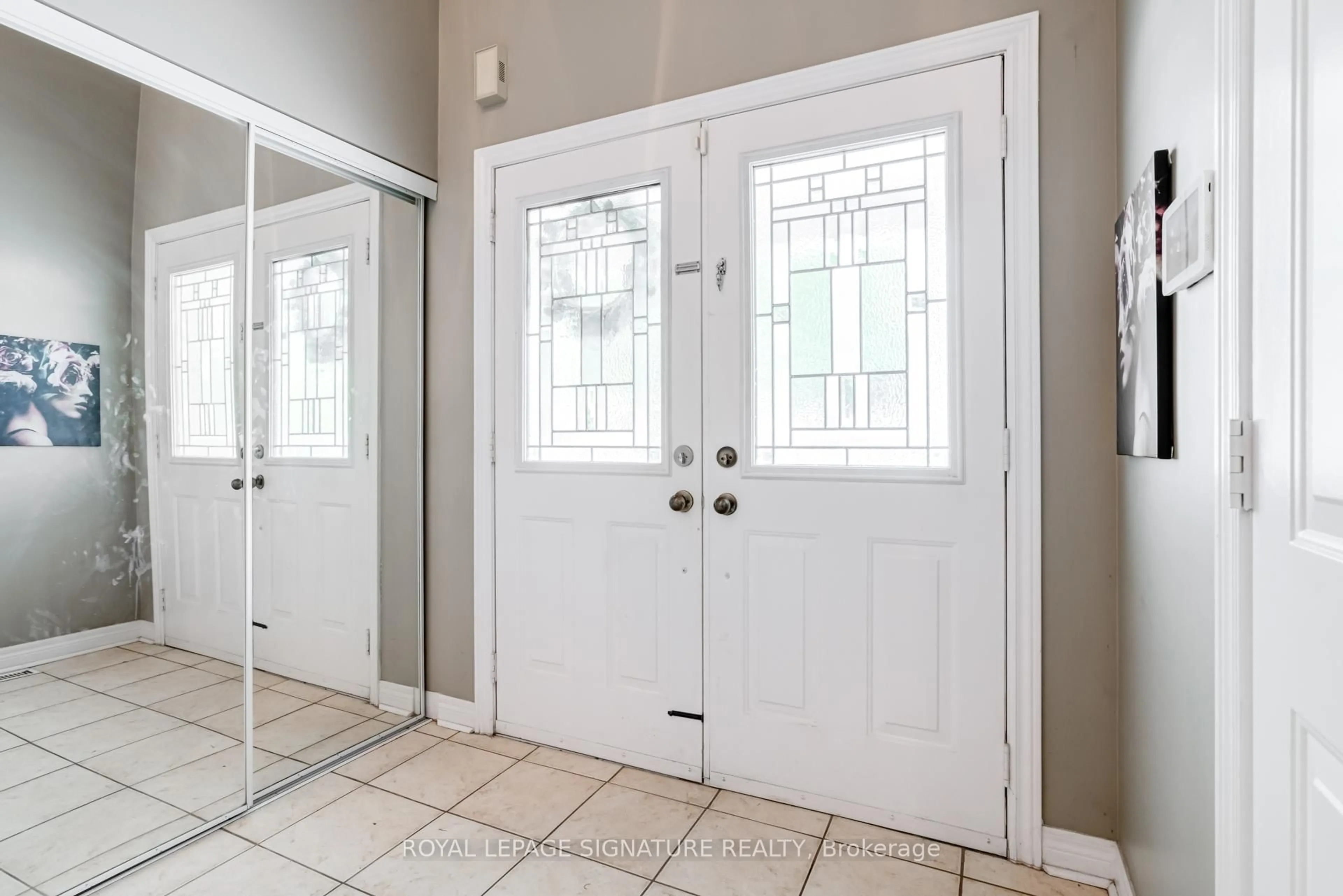 Indoor entryway for 39 Treeline Blvd, Brampton Ontario L6P 1C5