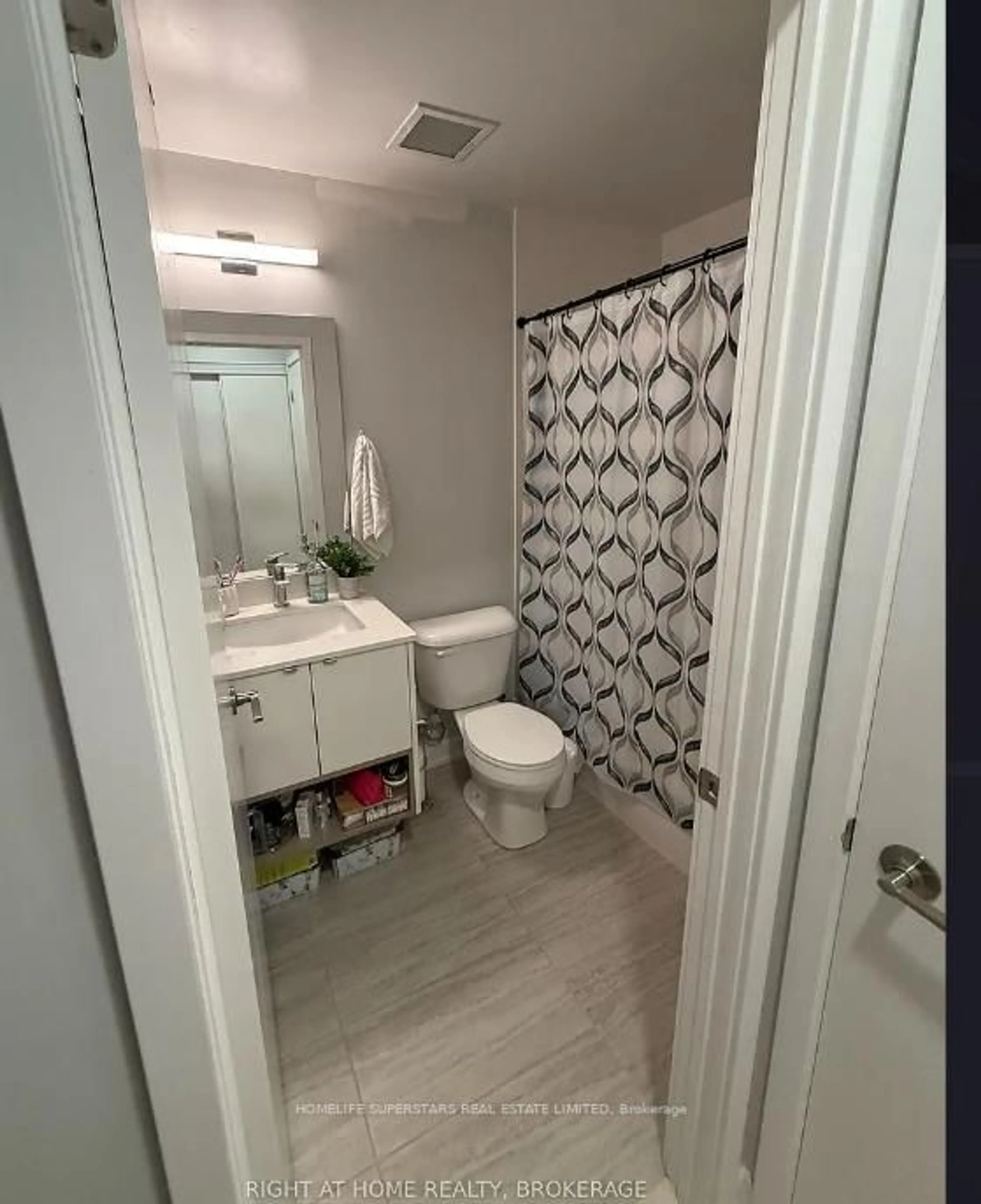 Standard bathroom, ceramic/tile floor for 1135 cooke Blvd #120, Burlington Ontario L7T 4A8