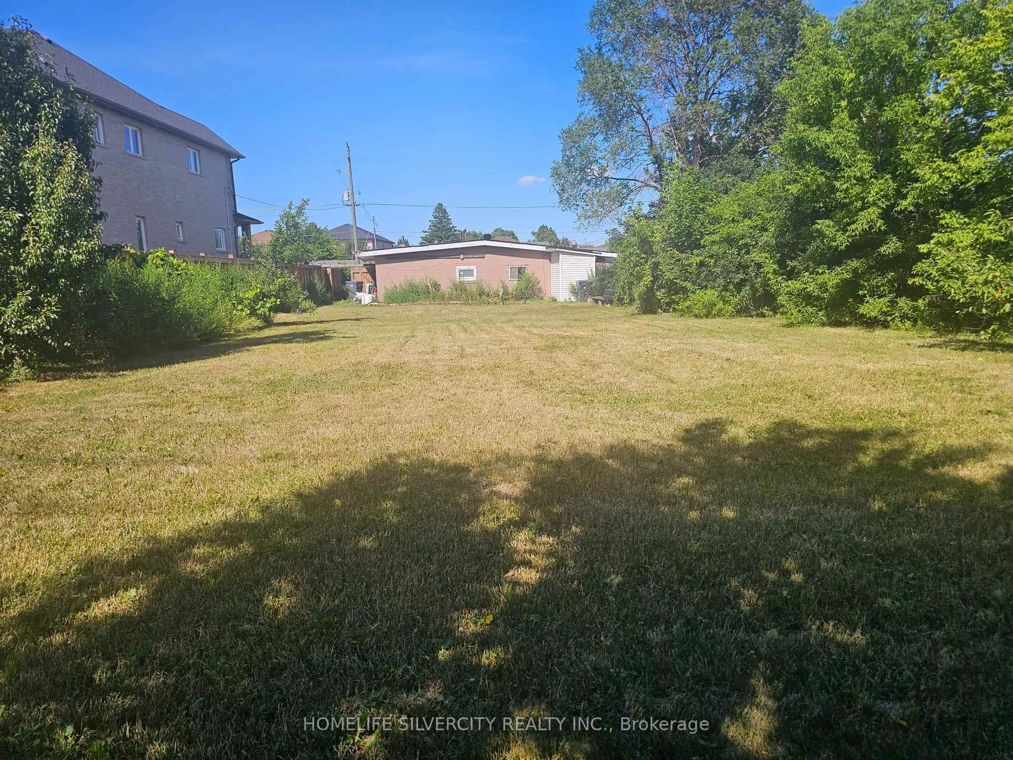 A pic from outside/outdoor area/front of a property/back of a property/a pic from drone, unknown for 7530 Redstone Rd, Mississauga Ontario L4T 2B8