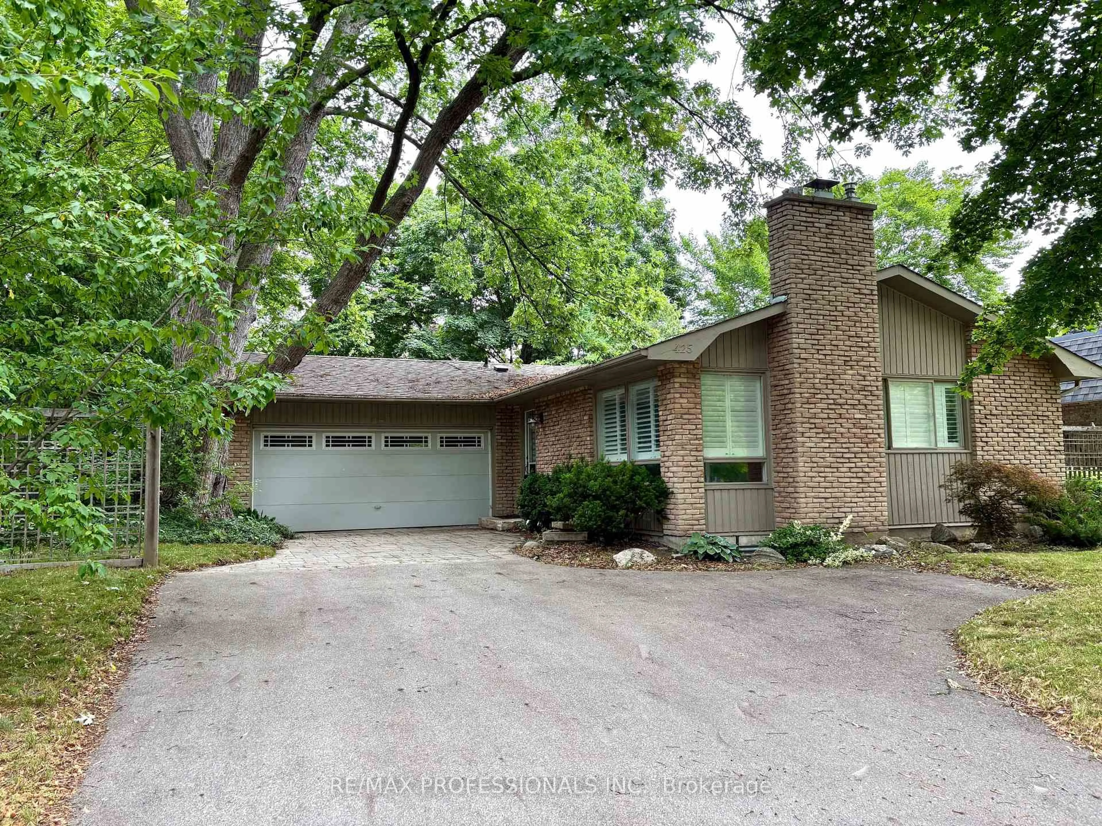 Home with brick exterior material, street for 425 CANTERBURY Cres, Oakville Ontario L6J 5K8