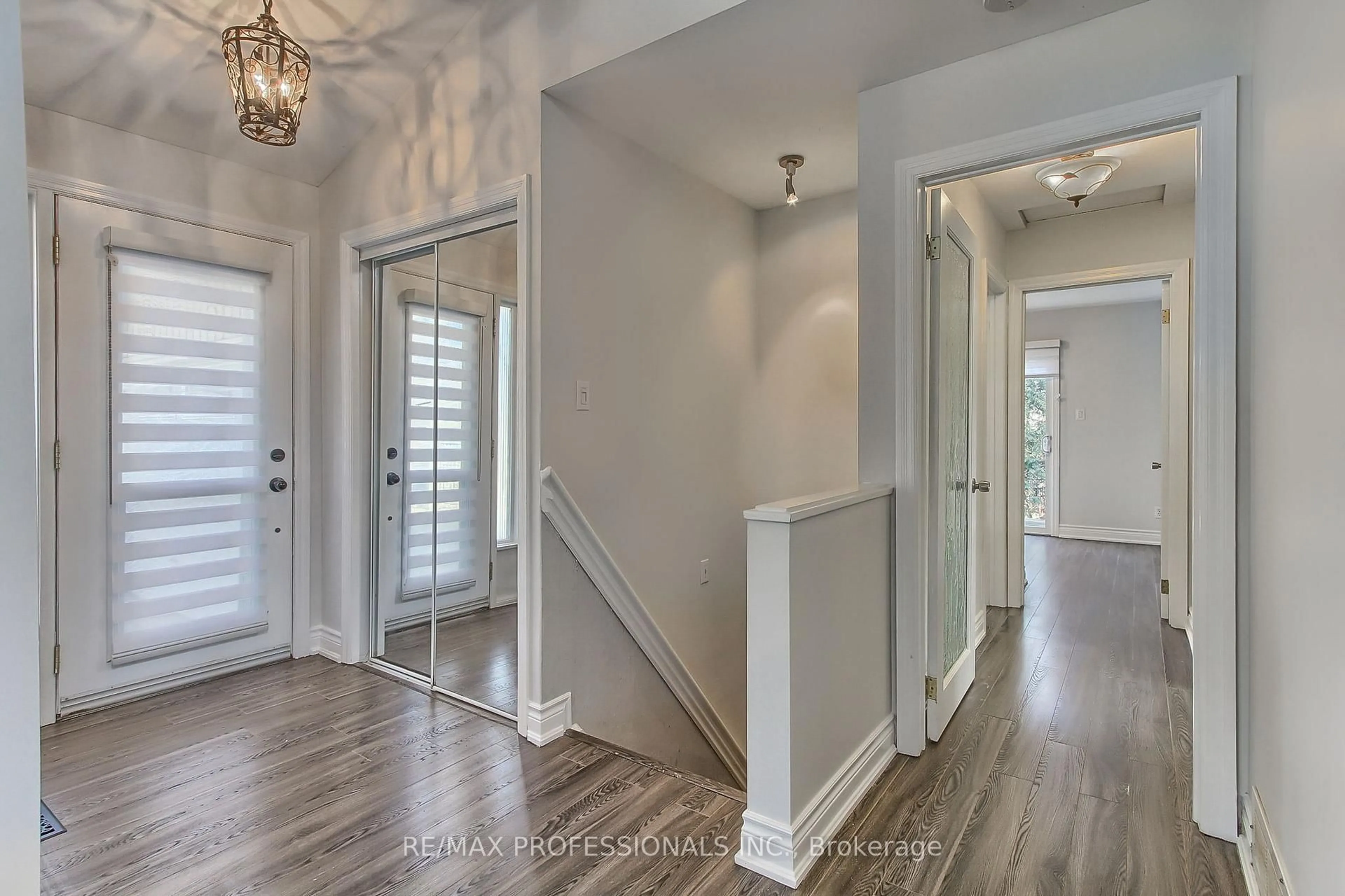 Indoor entryway for 425 CANTERBURY Cres, Oakville Ontario L6J 5K8