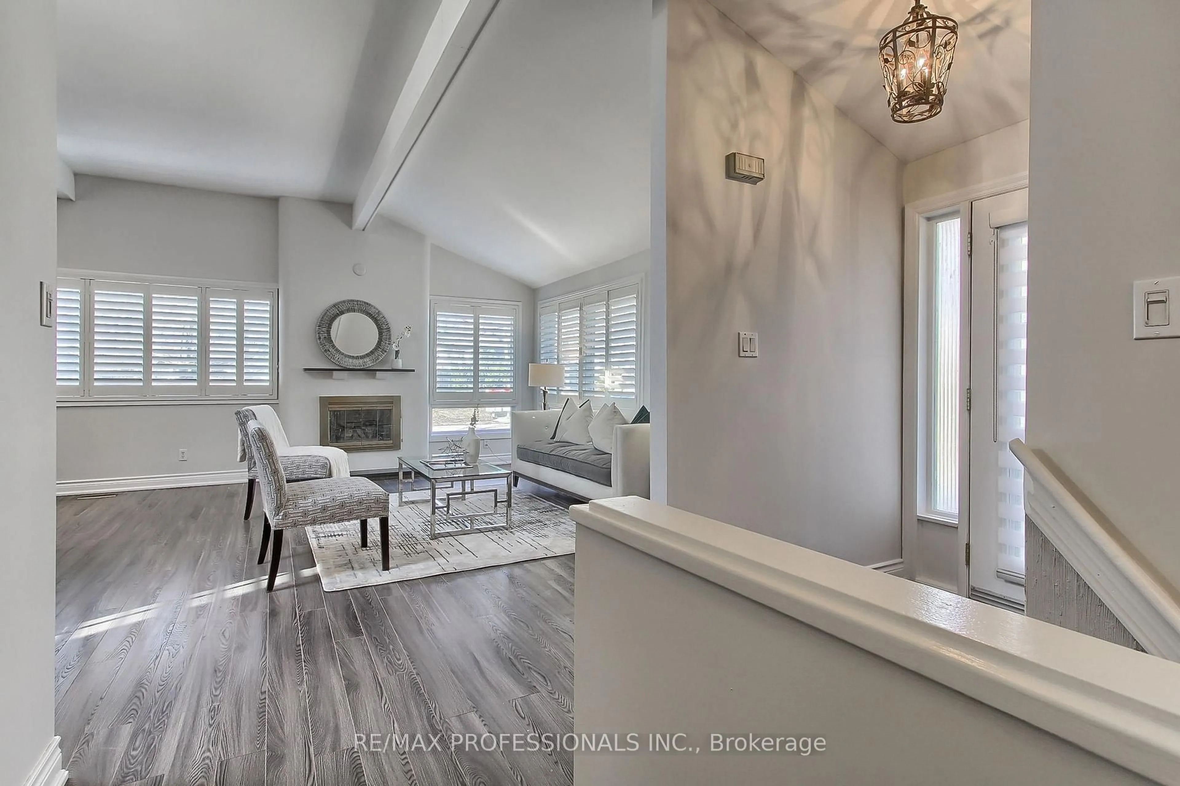 Living room with furniture, unknown for 425 CANTERBURY Cres, Oakville Ontario L6J 5K8