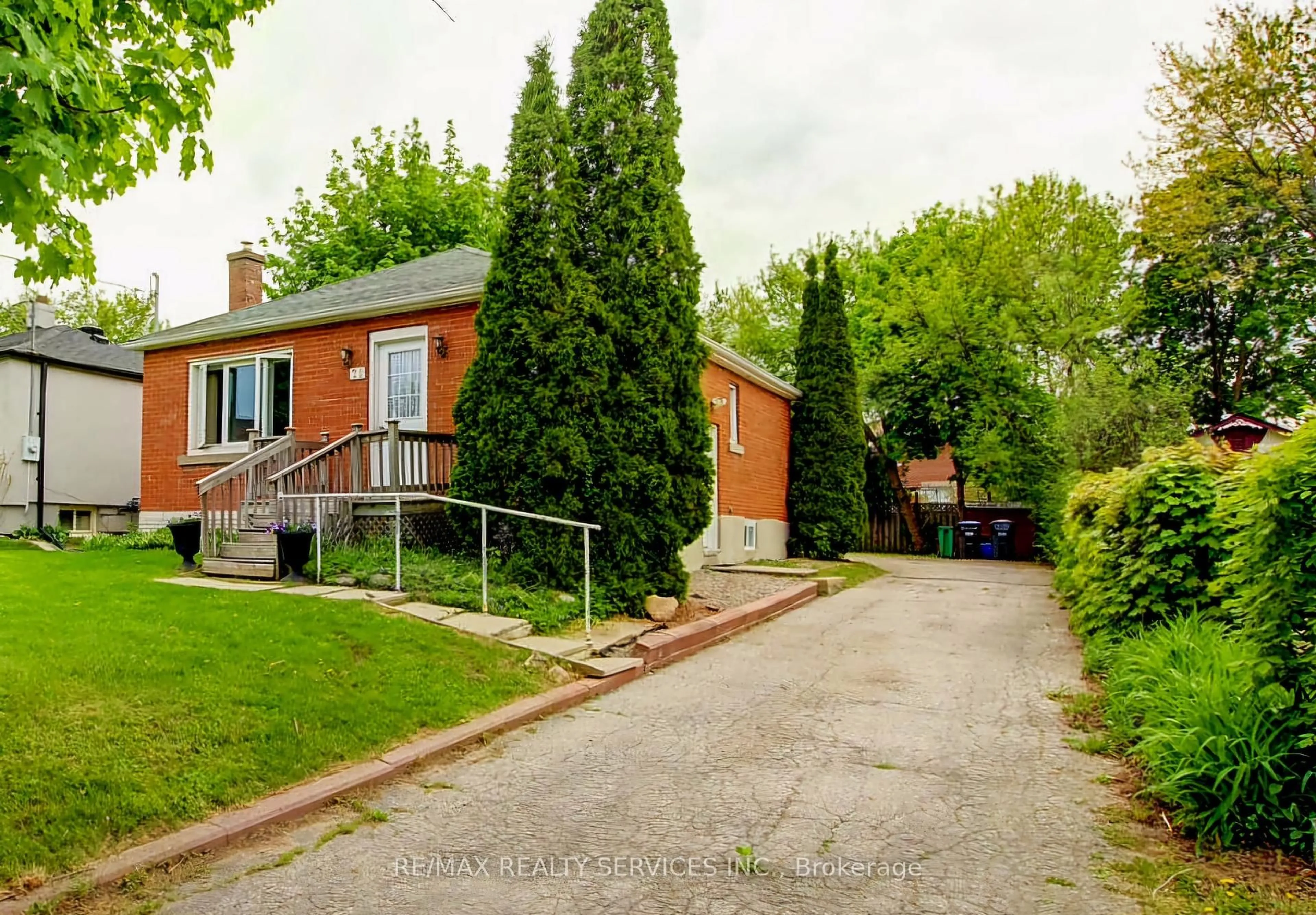 Home with brick exterior material, street for 29 Woodward Ave, Brampton Ontario L6V 1K2