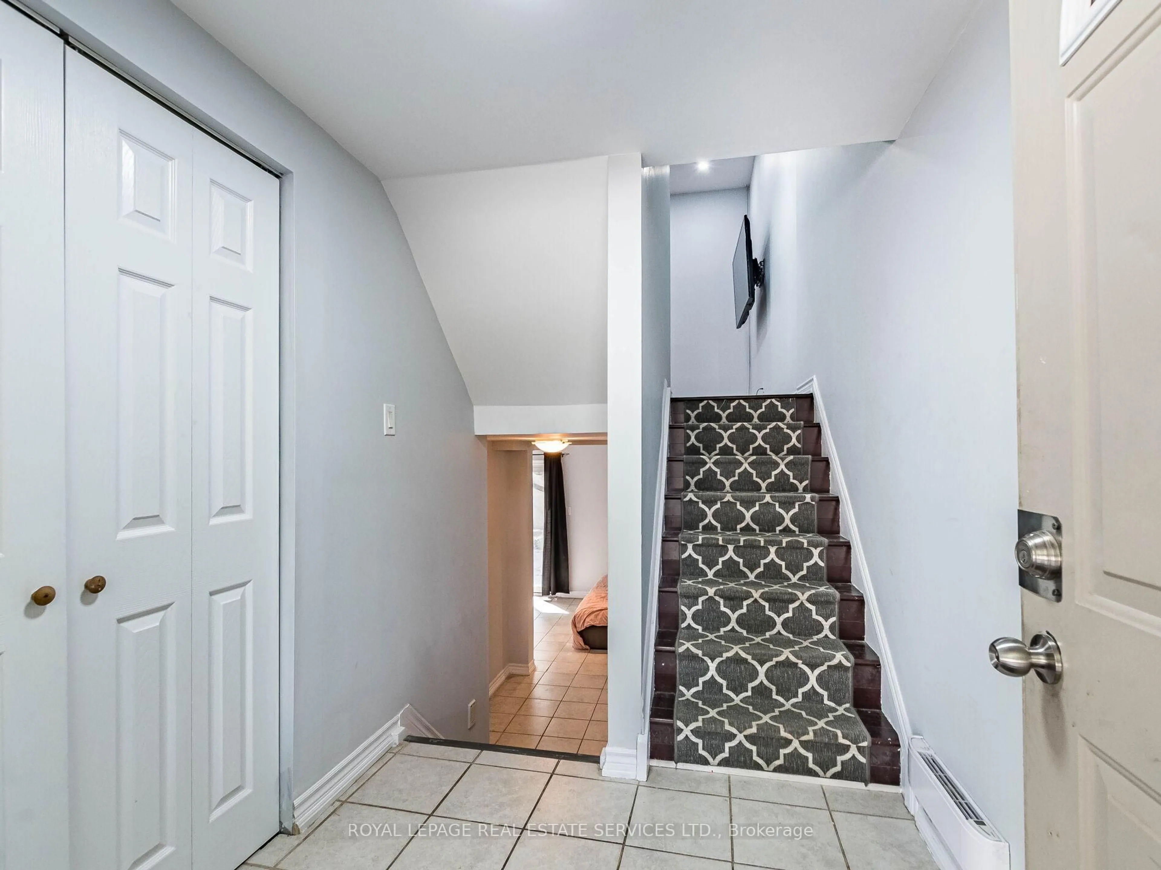 Indoor entryway for 6240 Montevideo Rd #9, Mississauga Ontario L5N 2N7