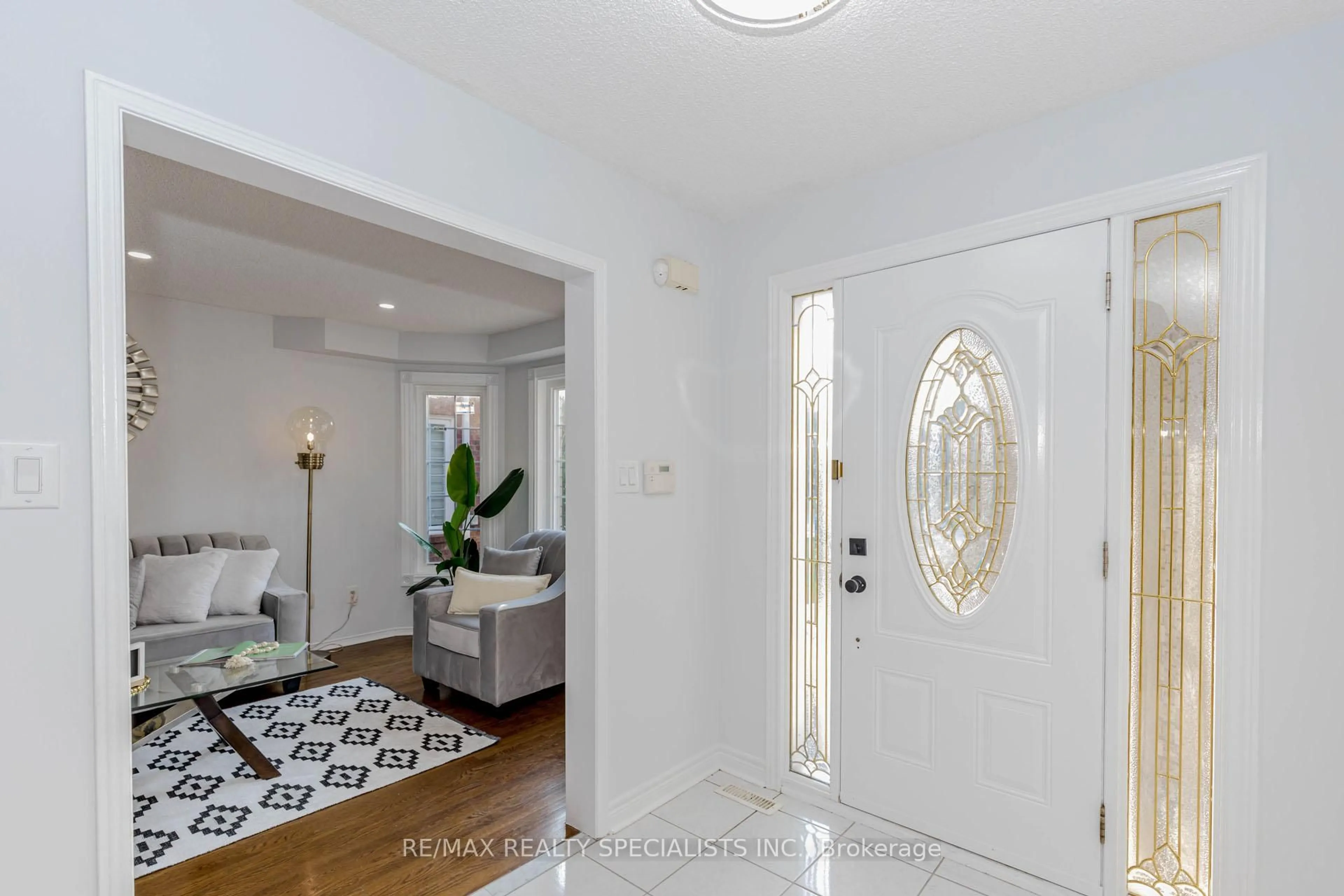 Indoor entryway for 5989 Aquarius Crt, Mississauga Ontario L5M 4Z9