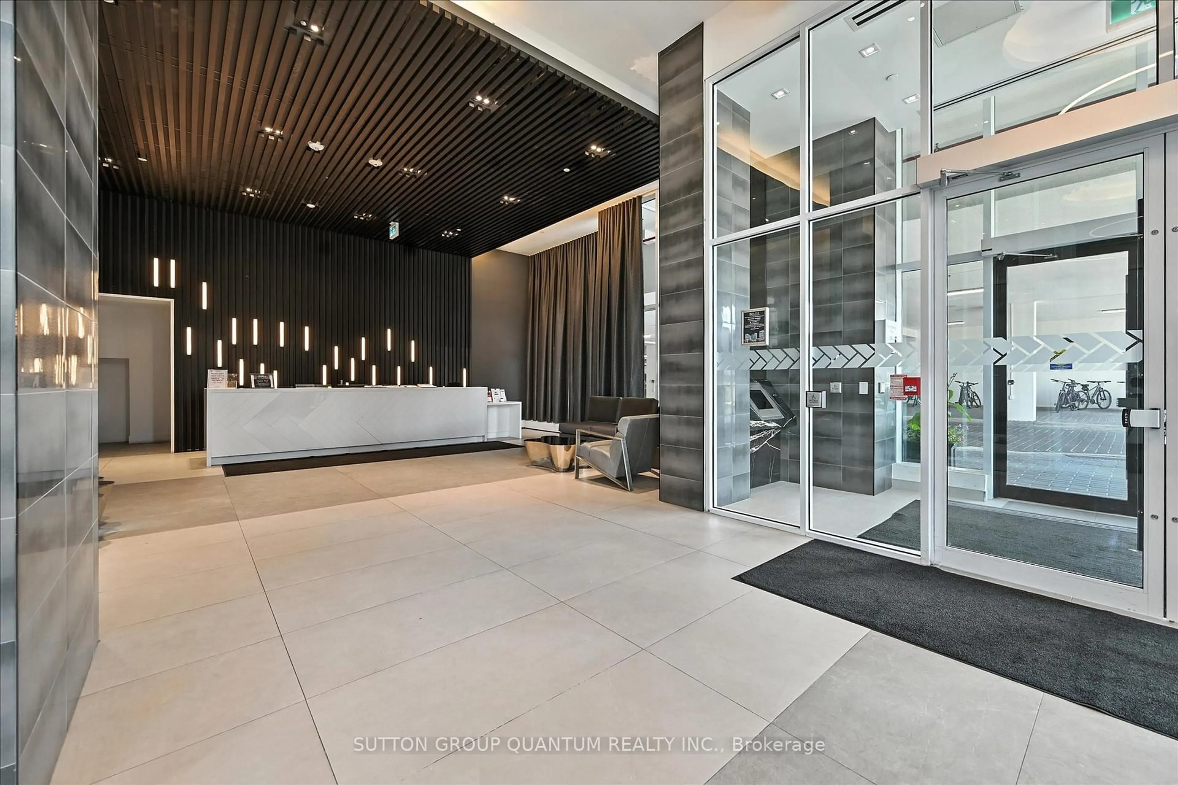Indoor foyer for 2489 Taunton Rd #611, Oakville Ontario L6H 3R9