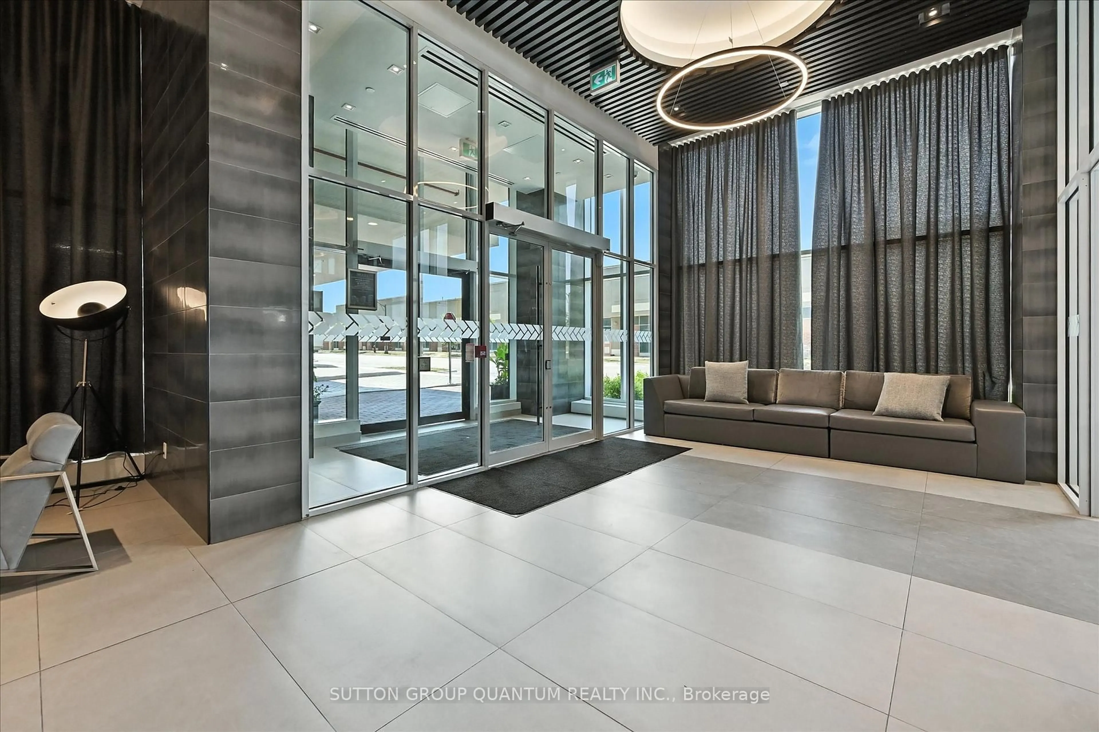 Indoor foyer for 2489 Taunton Rd #611, Oakville Ontario L6H 3R9