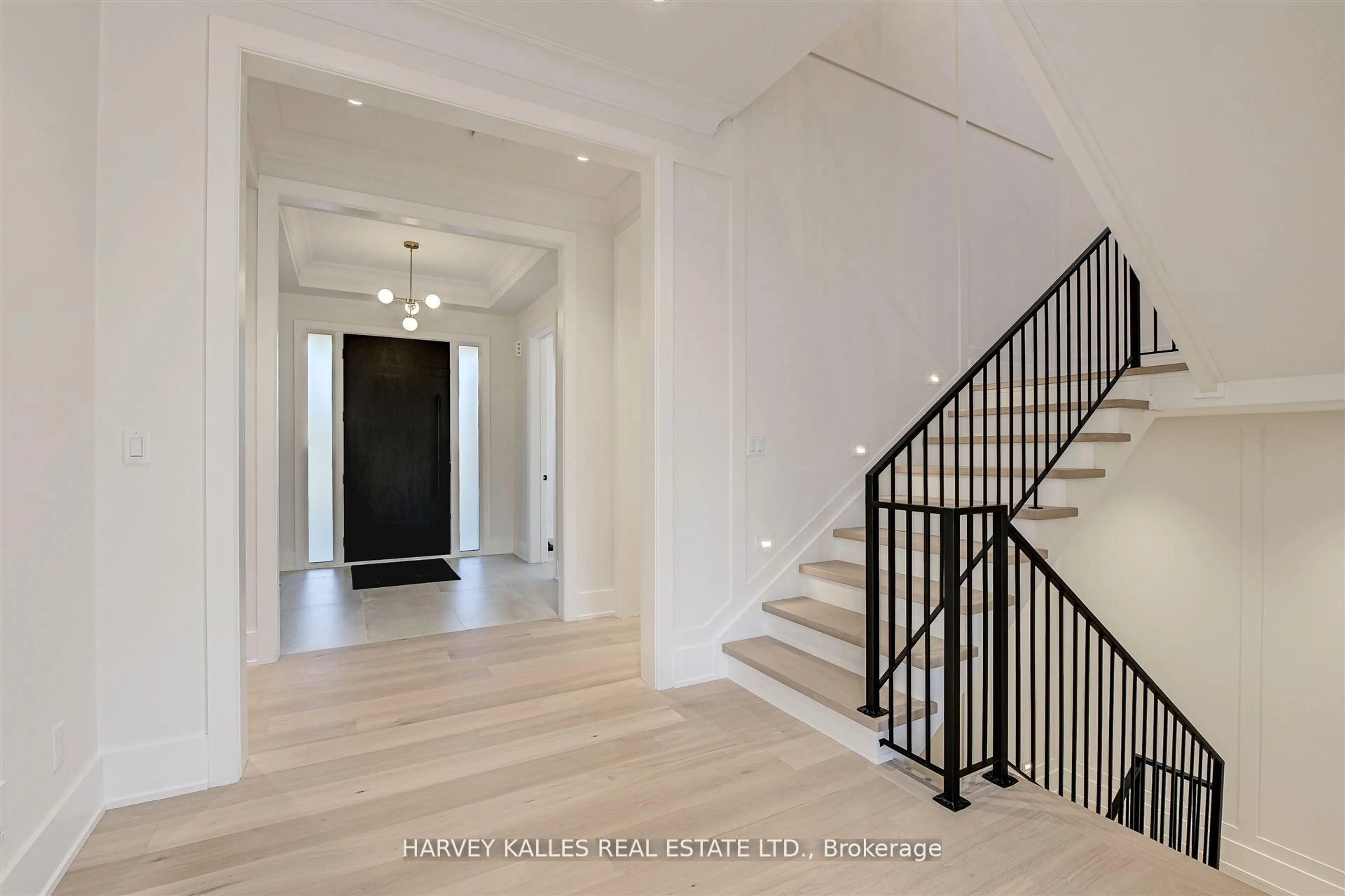 Indoor entryway for 15 Drury Lane, Toronto Ontario M9P 1P8