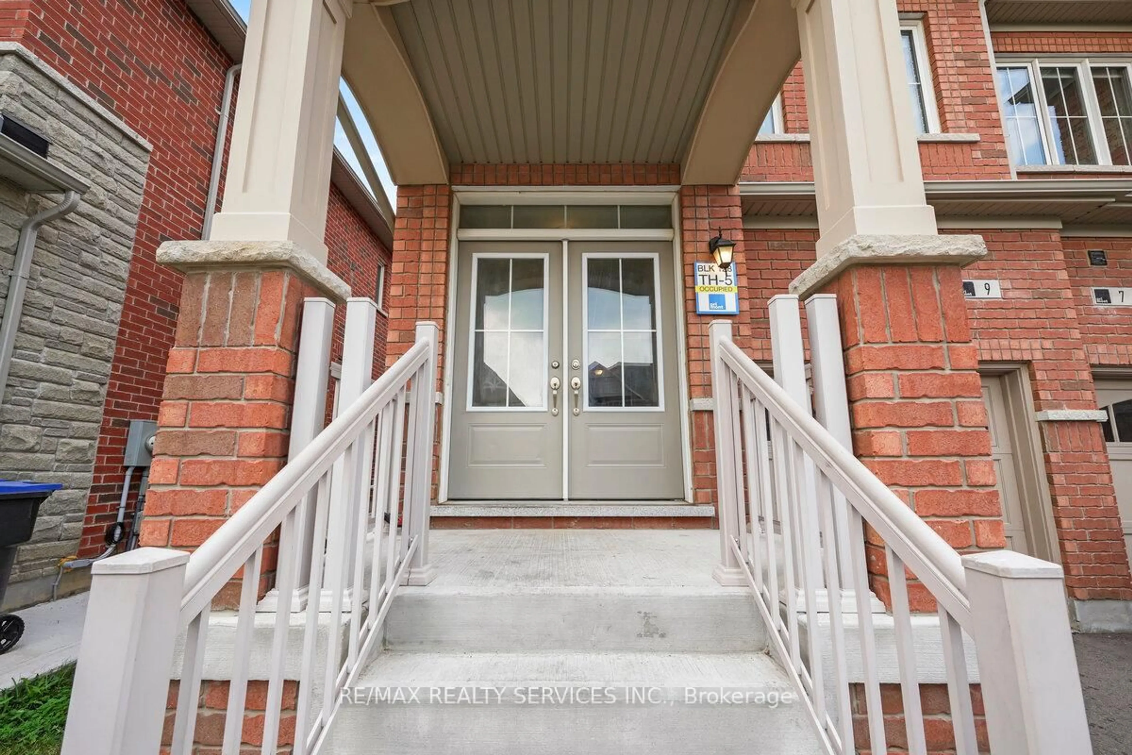 Indoor entryway for 9 Phyllis Dr, Caledon Ontario L7C 4E3