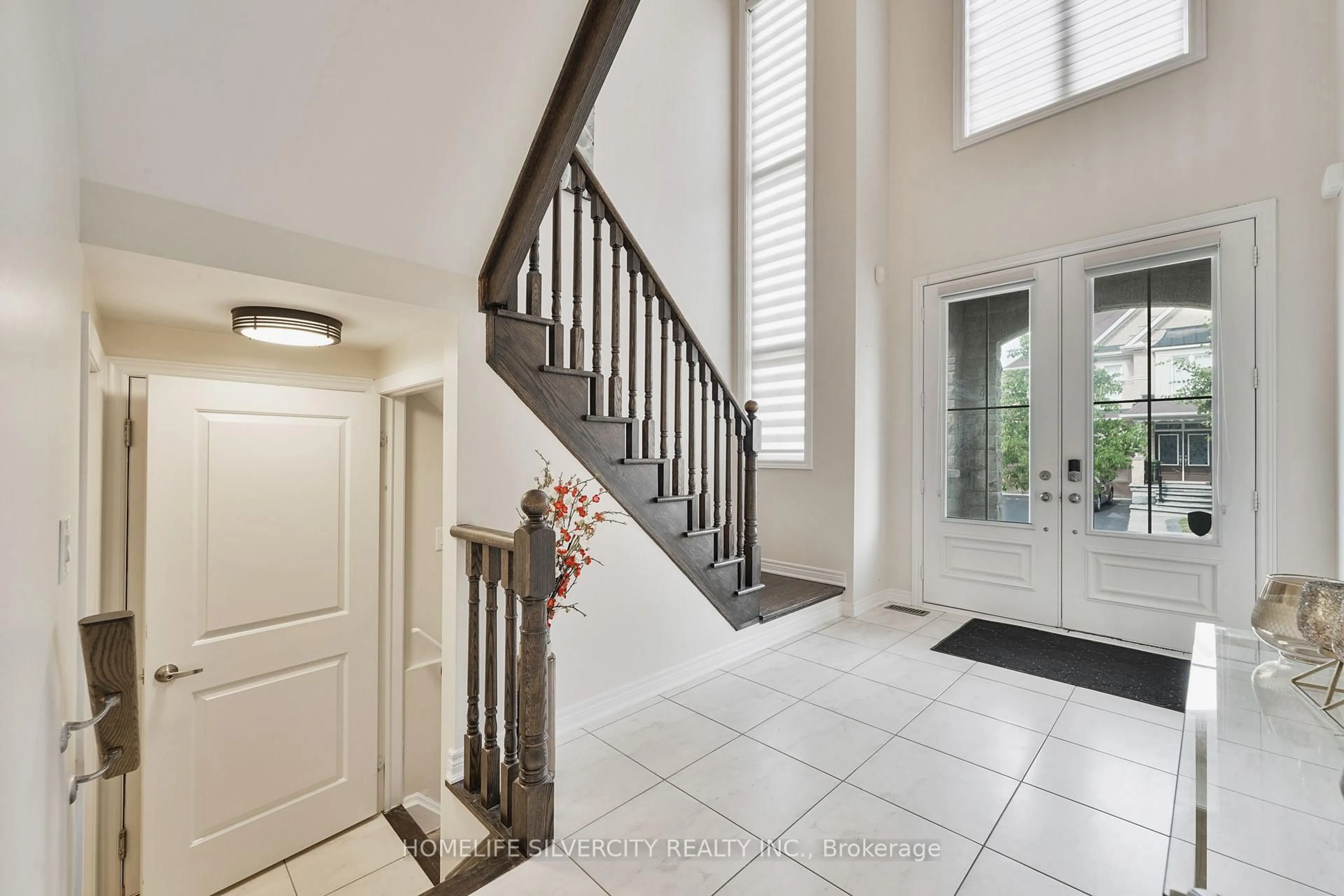 Indoor entryway for 18 Tysonville Circ, Brampton Ontario L7A 4B5