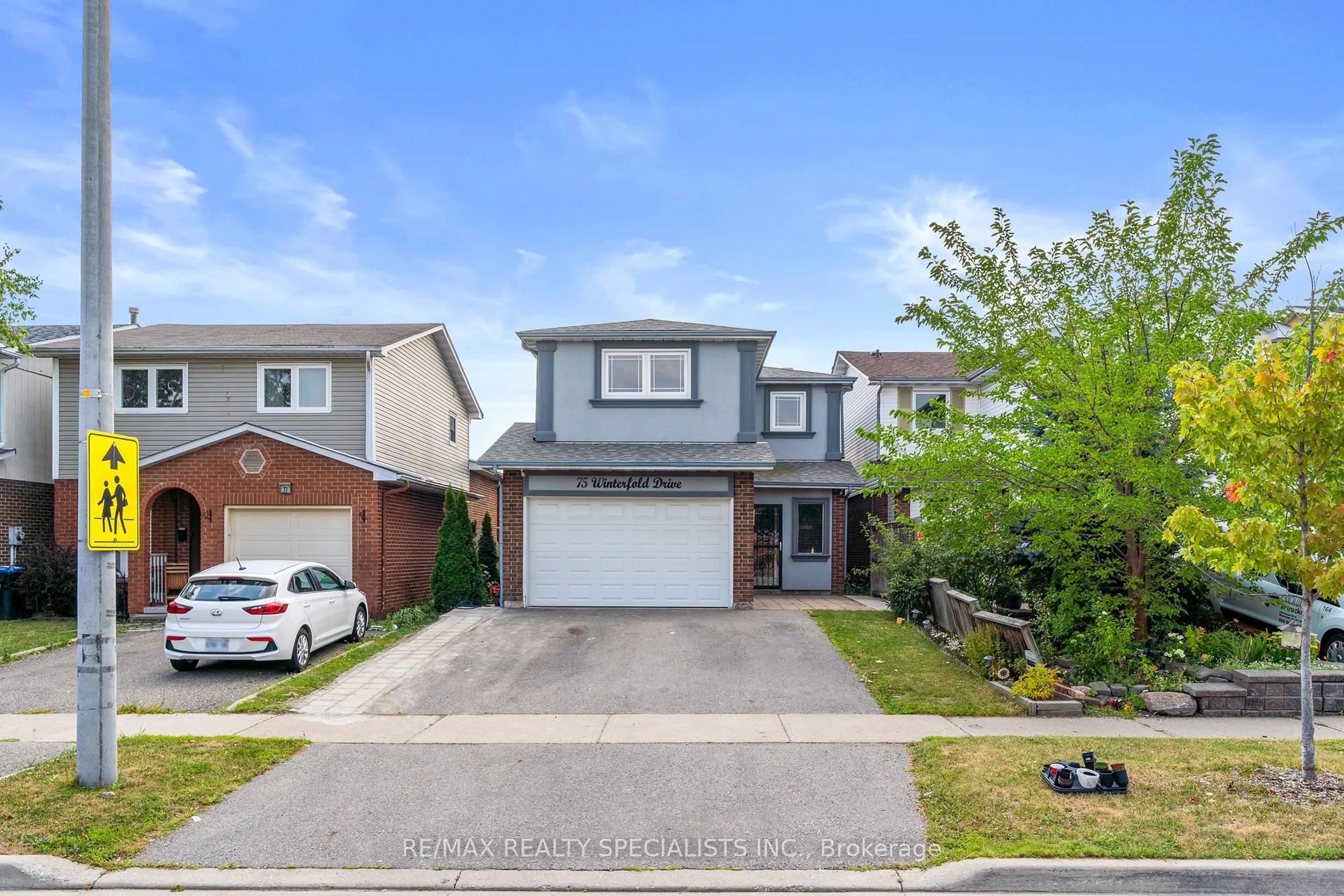 A pic from outside/outdoor area/front of a property/back of a property/a pic from drone, street for 75 Winterfold Dr, Brampton Ontario L6V 3S9