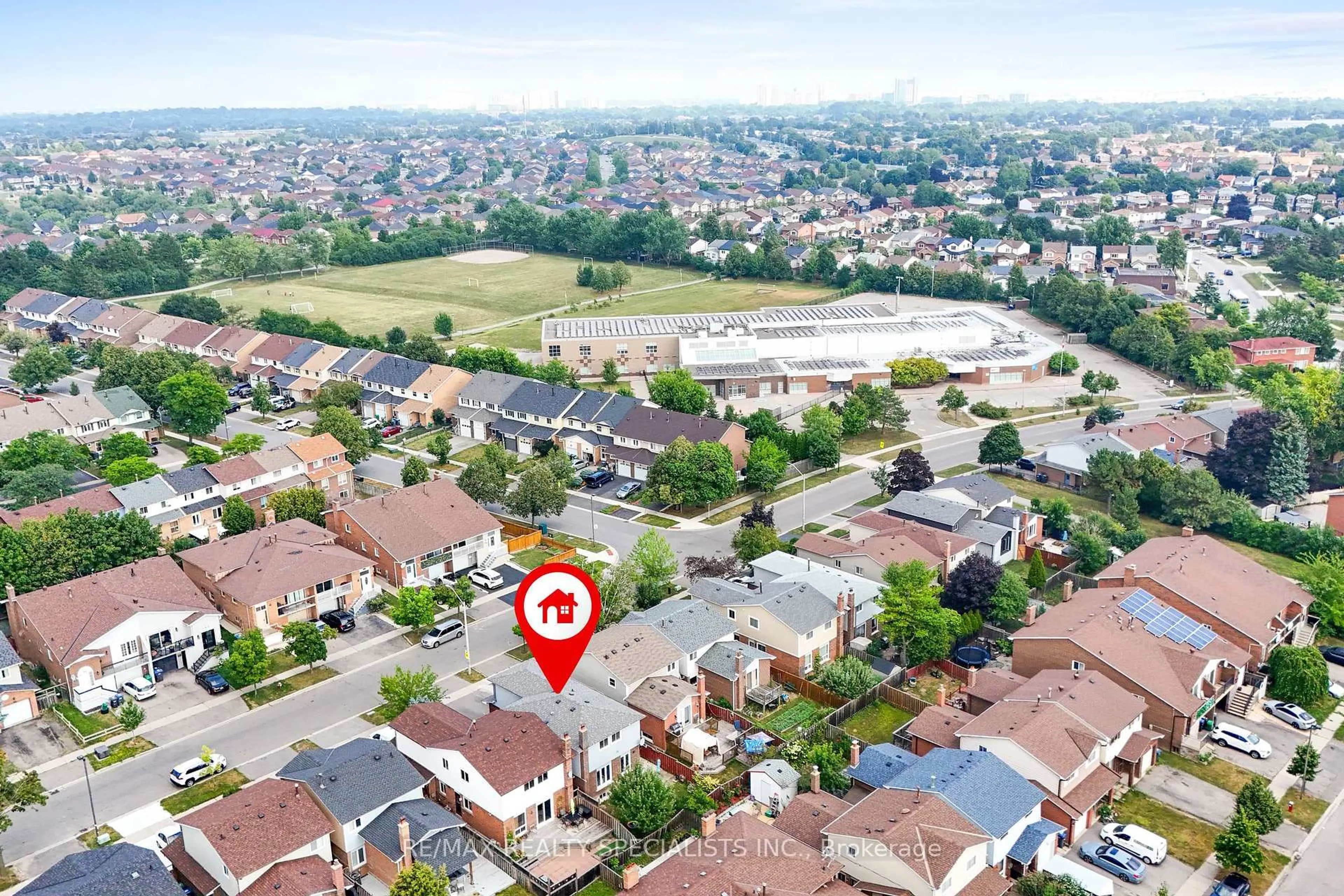 A pic from outside/outdoor area/front of a property/back of a property/a pic from drone, street for 75 Winterfold Dr, Brampton Ontario L6V 3S9
