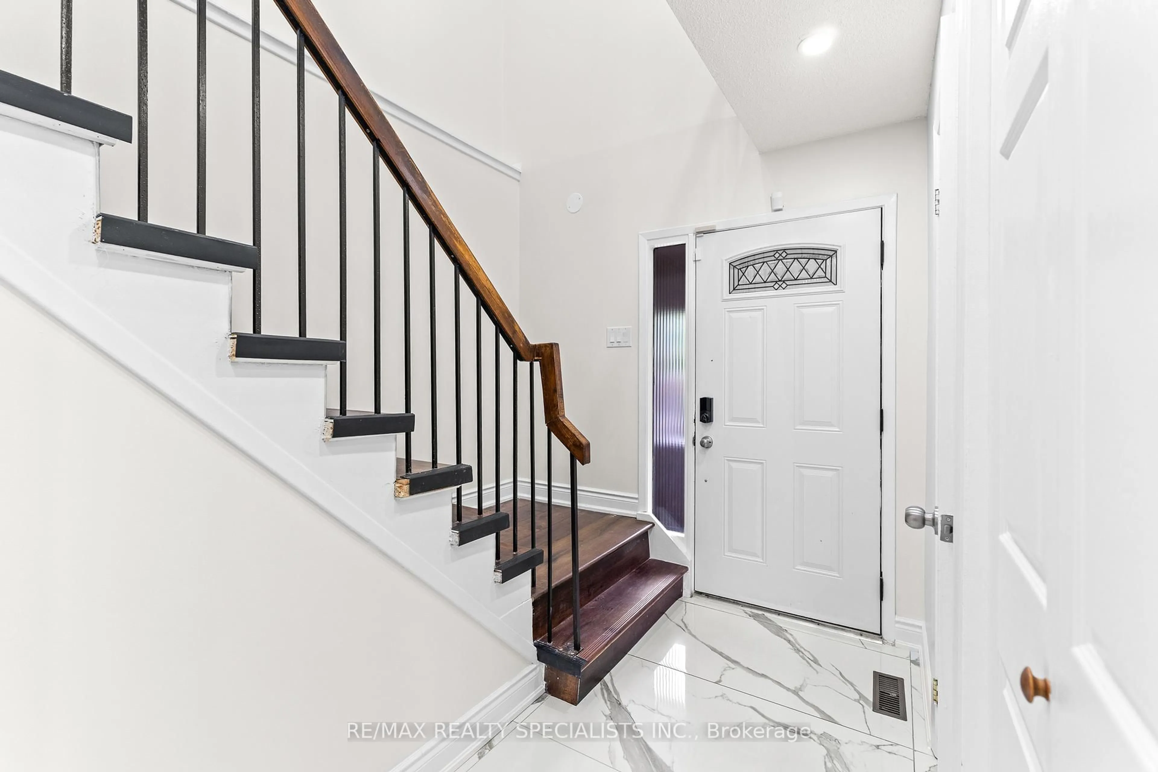Indoor entryway for 75 Winterfold Dr, Brampton Ontario L6V 3S9