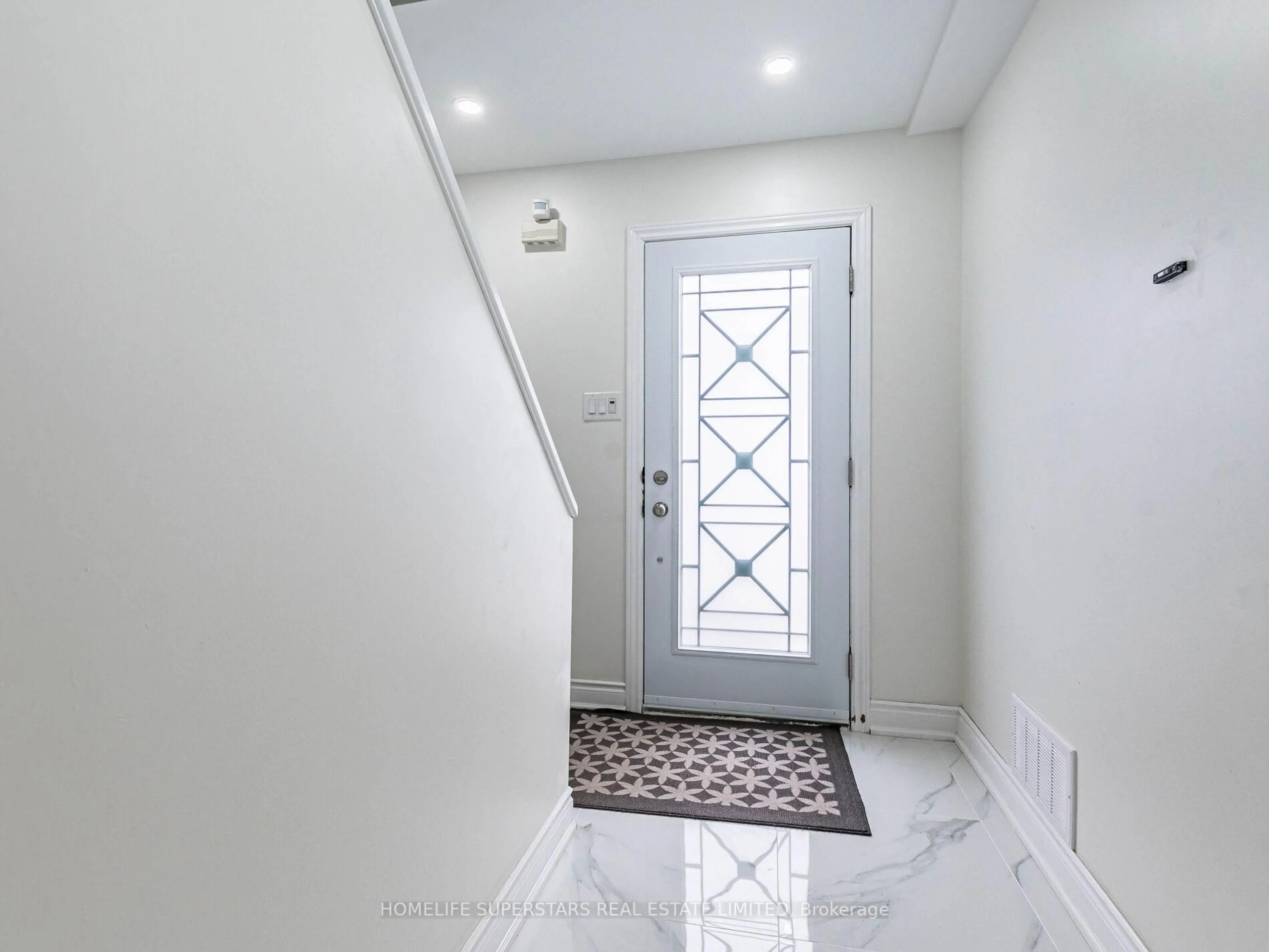 Indoor entryway for 475 Bramalea Rd #157, Brampton Ontario L6T 2X3