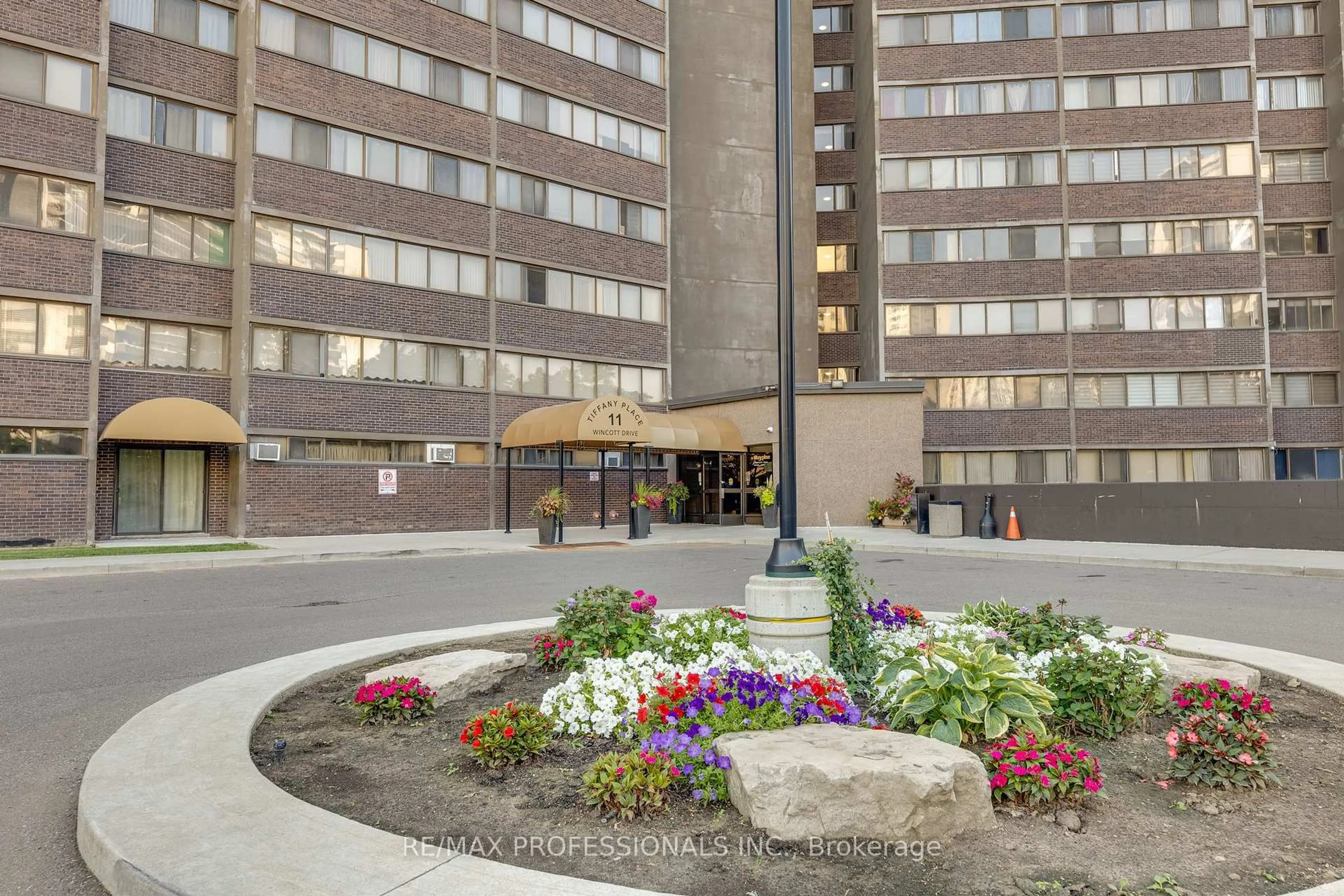 Patio, unknown for 11 Wincott Dr #907, Toronto Ontario M9R 2R9