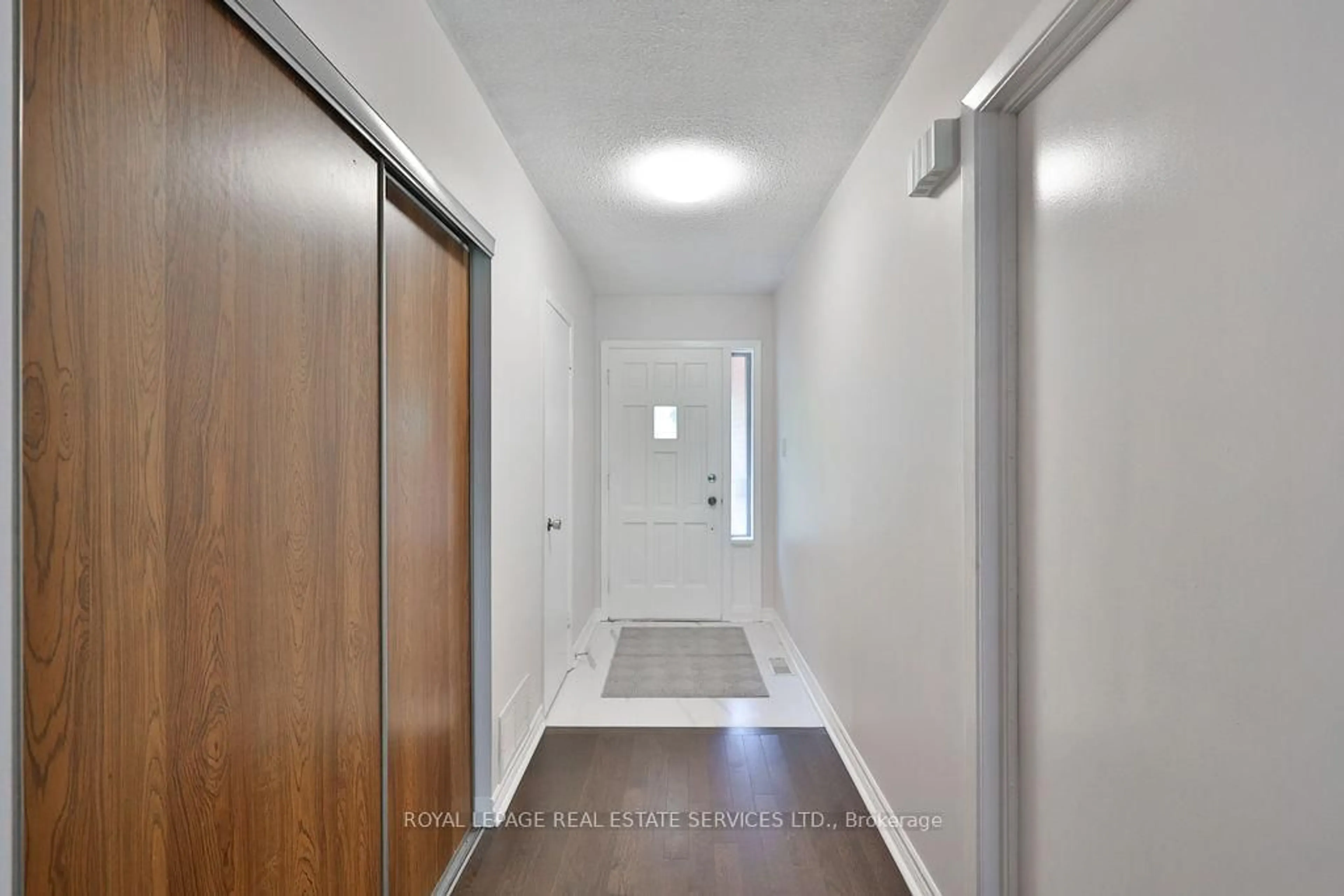 Indoor entryway for 1459 Grosvenor St, Oakville Ontario L6H 2T8