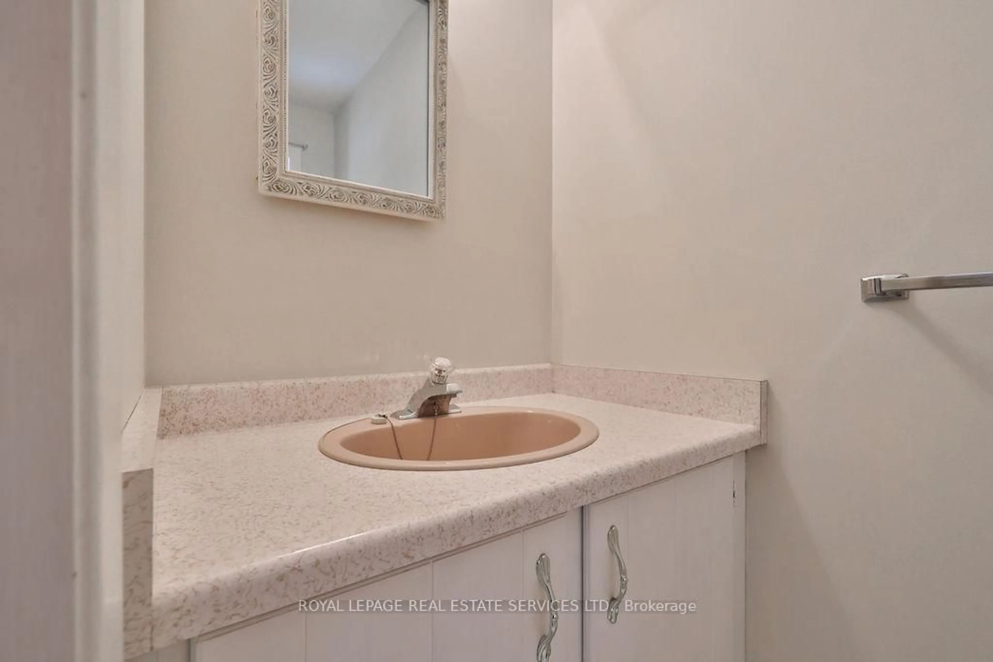 Standard bathroom, ceramic/tile floor for 1459 Grosvenor St, Oakville Ontario L6H 2T8