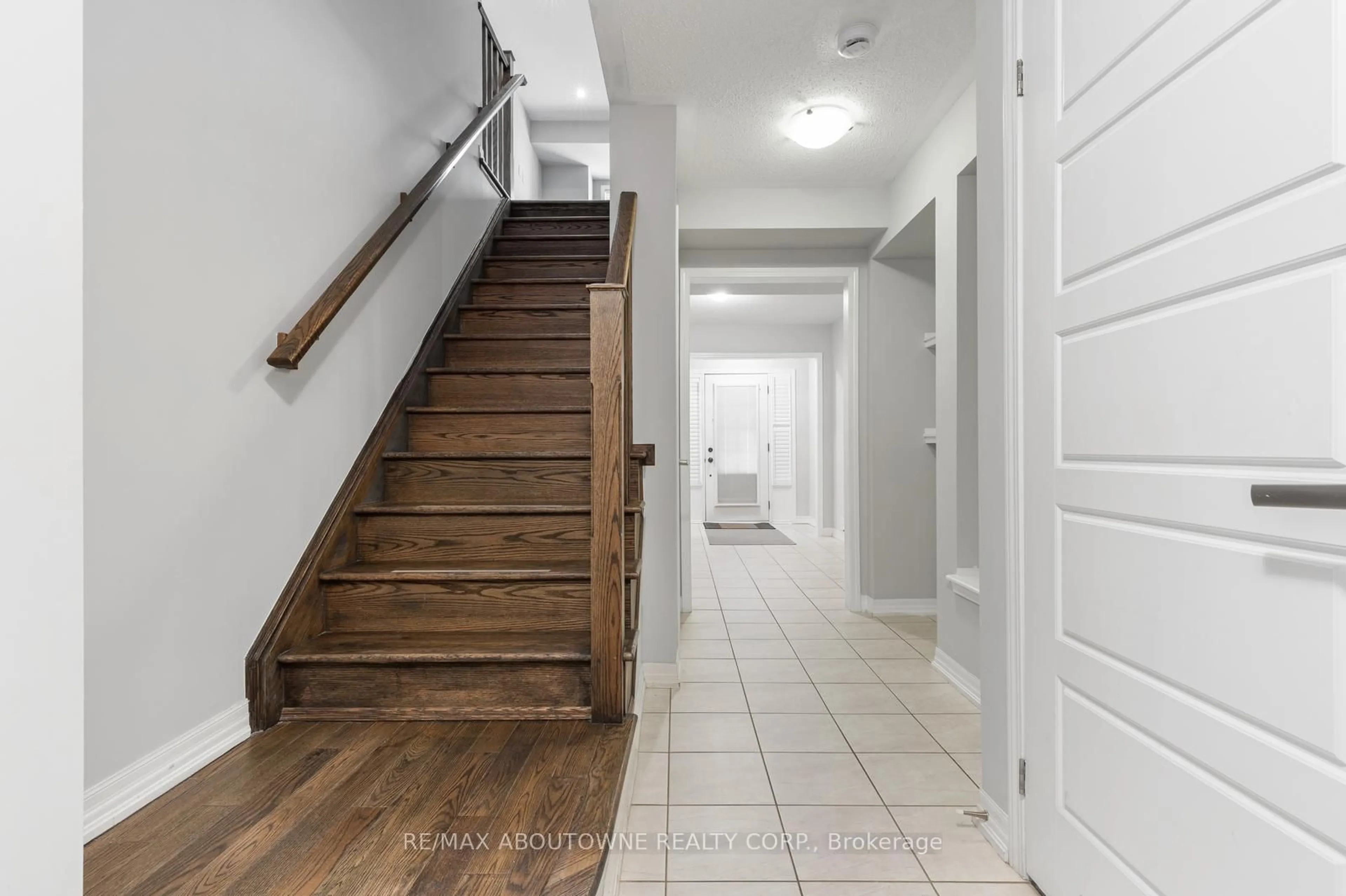 Indoor entryway for 298 Jemima Dr, Oakville Ontario L6M 0V6