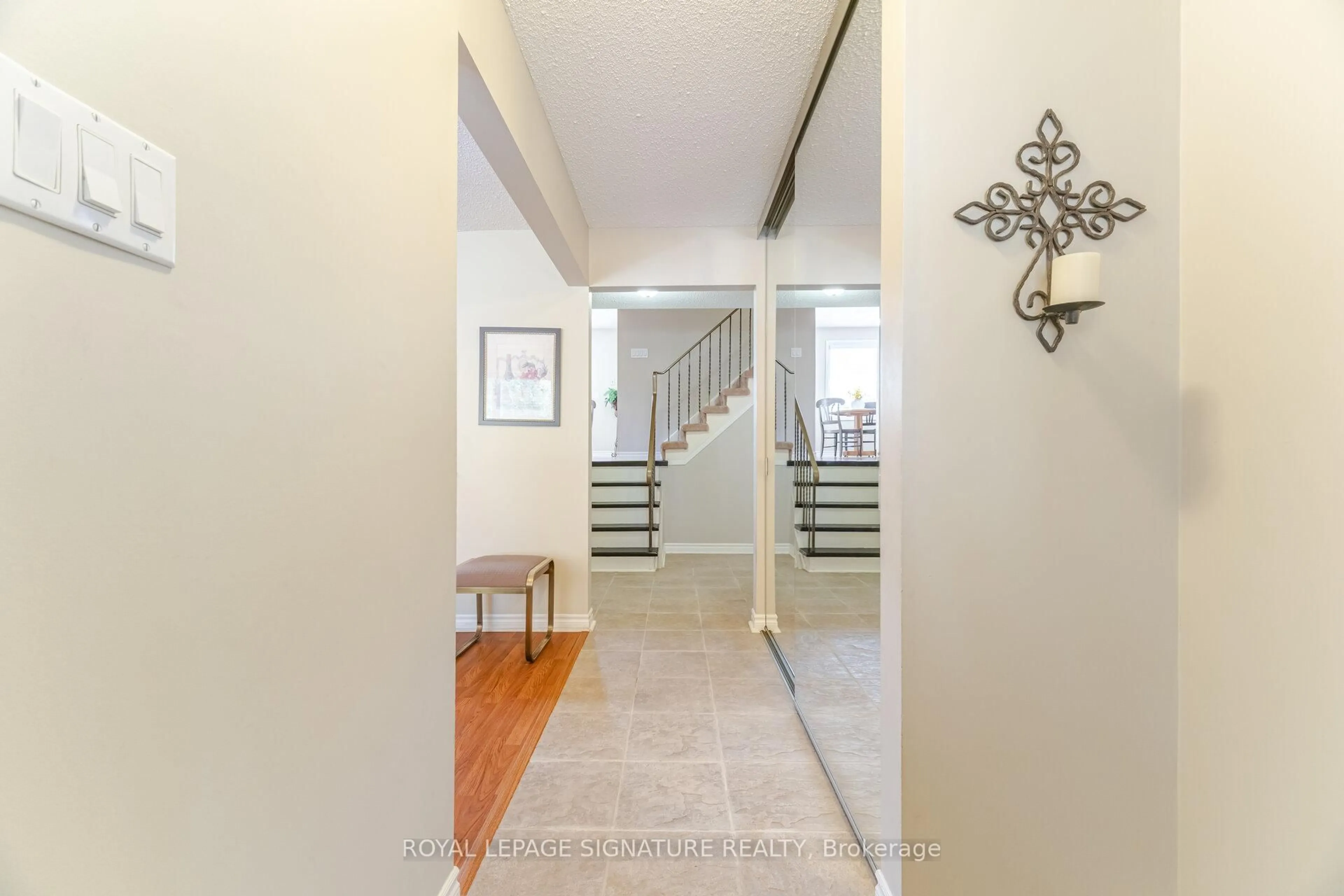 Indoor foyer for 4204 Wheelwright Cres, Mississauga Ontario L5L 2X6