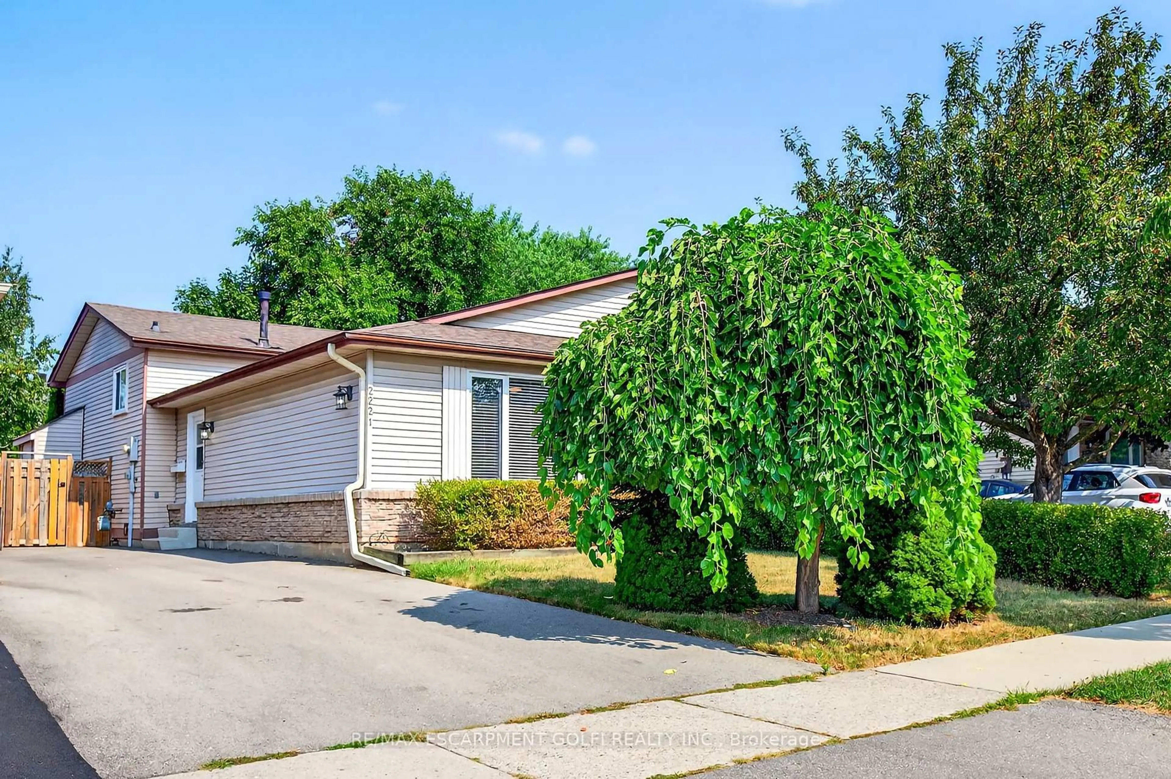 Home with vinyl exterior material, street for 2221 MANCHESTER Dr, Burlington Ontario L7P 3W3