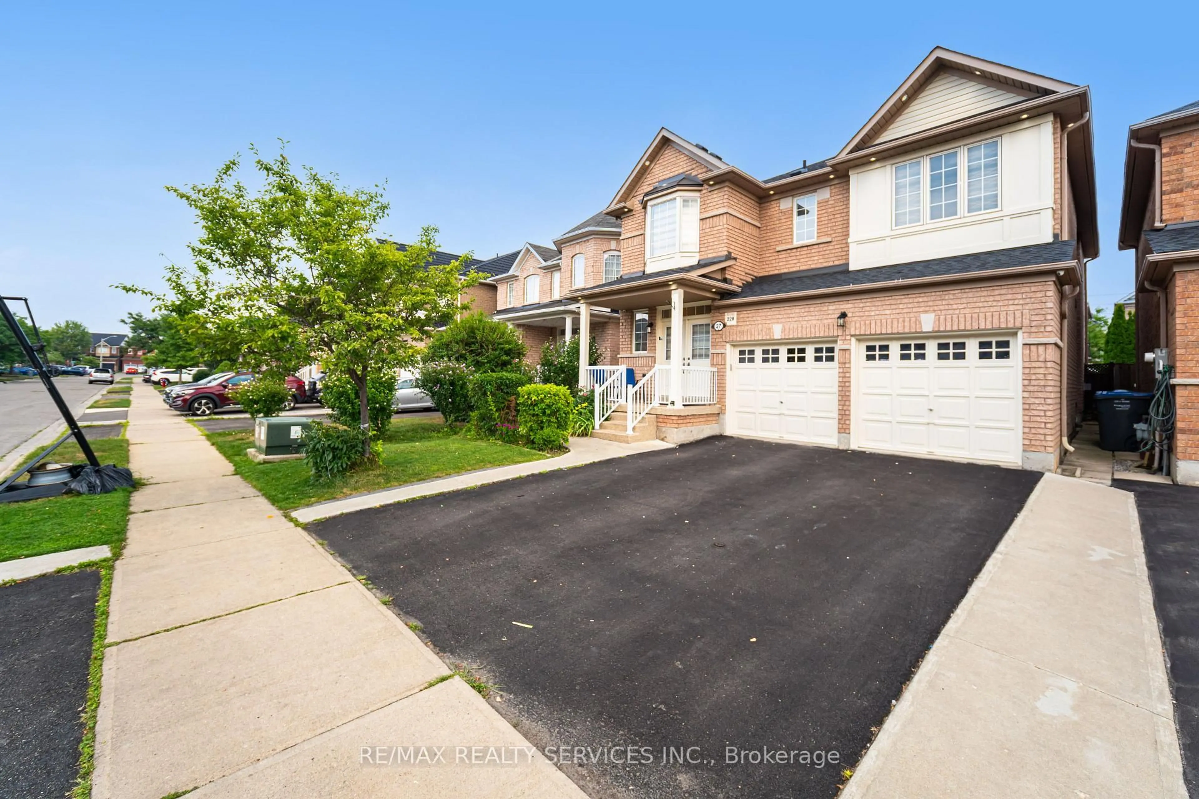 A pic from outside/outdoor area/front of a property/back of a property/a pic from drone, street for 27 Hardgate Cres, Brampton Ontario L7A 3V7