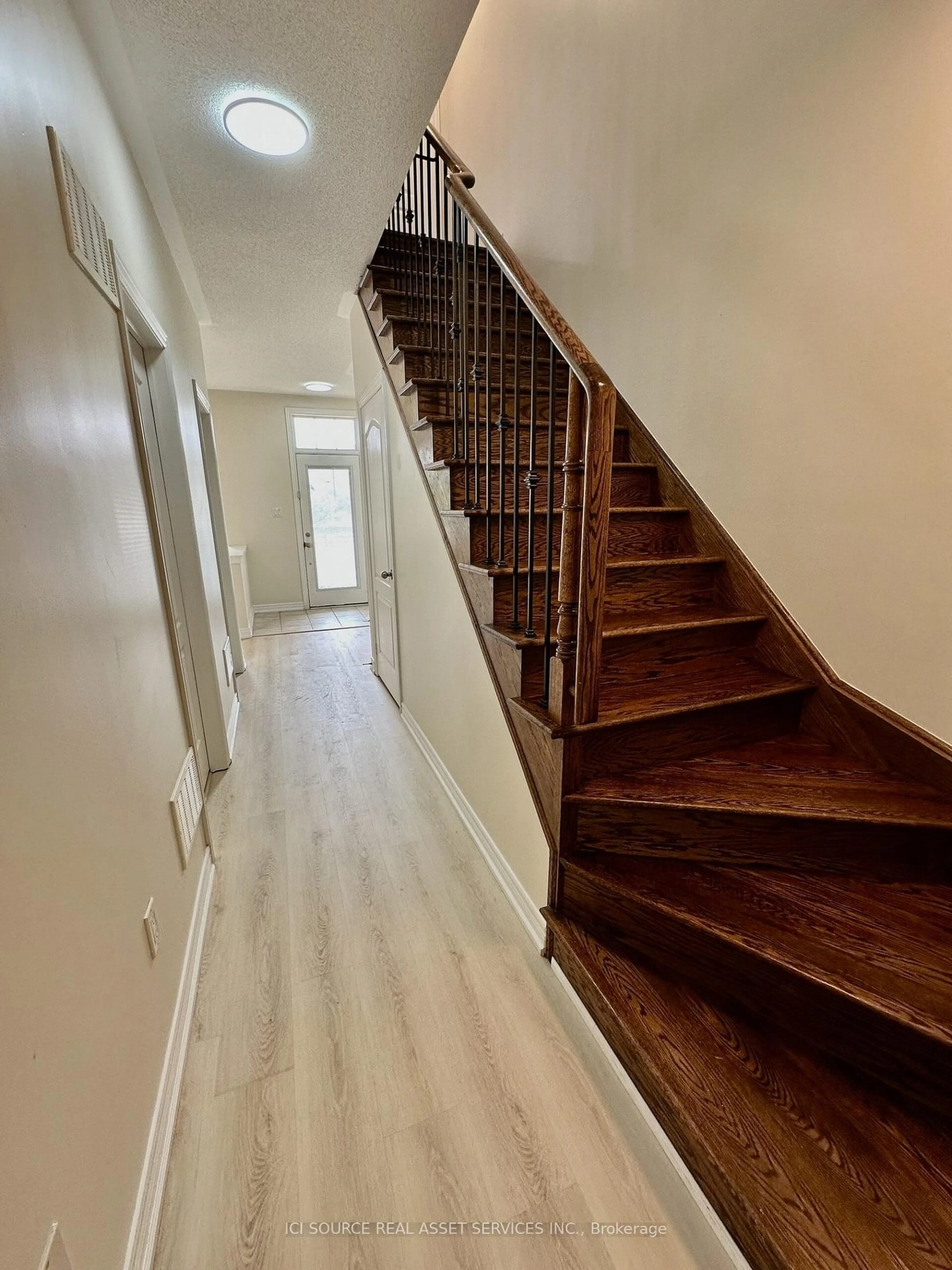 Stairs for 3215 Thomas St #4, Mississauga Ontario L5M 0M2