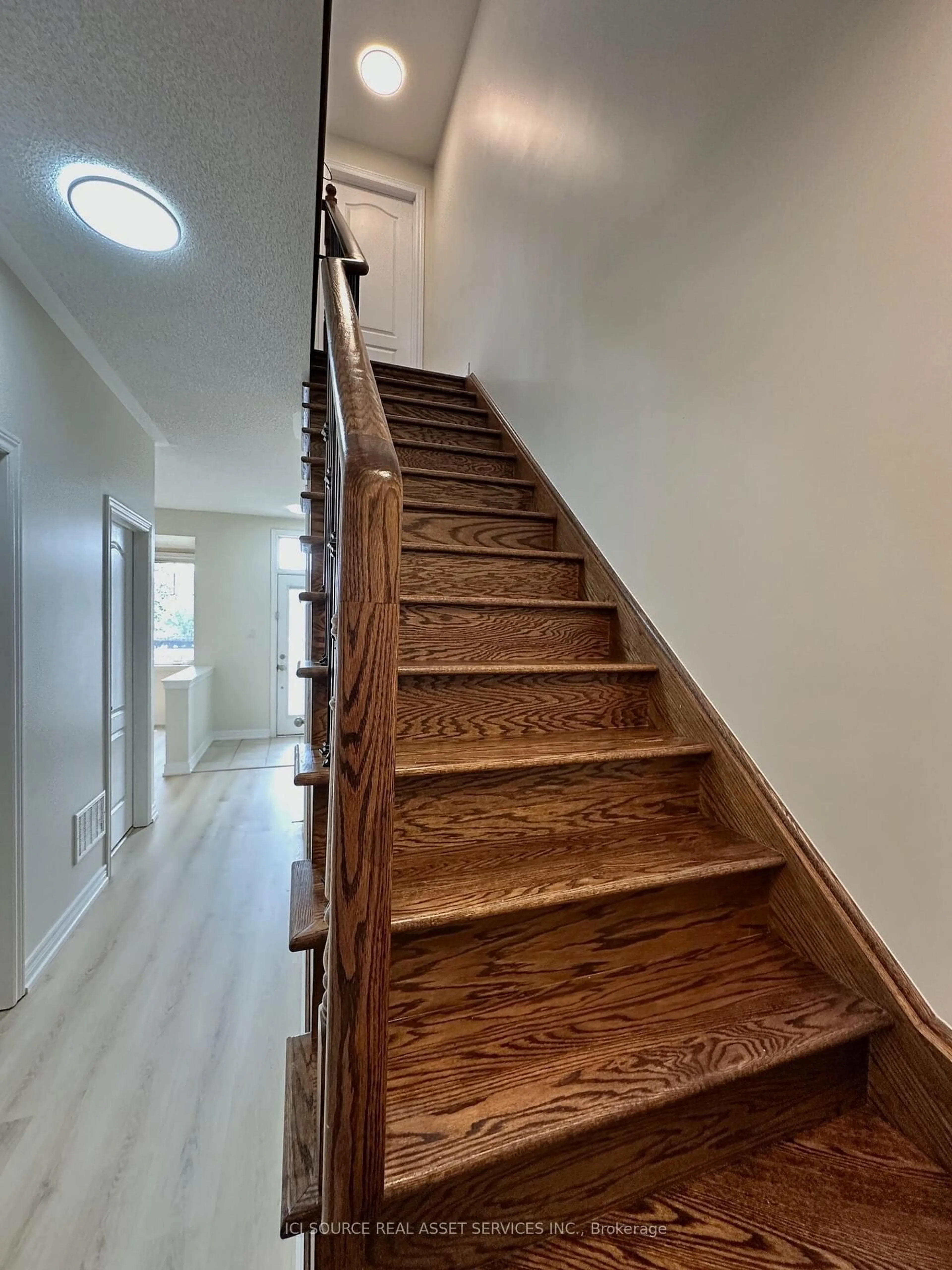 Stairs for 3215 Thomas St #4, Mississauga Ontario L5M 0M2