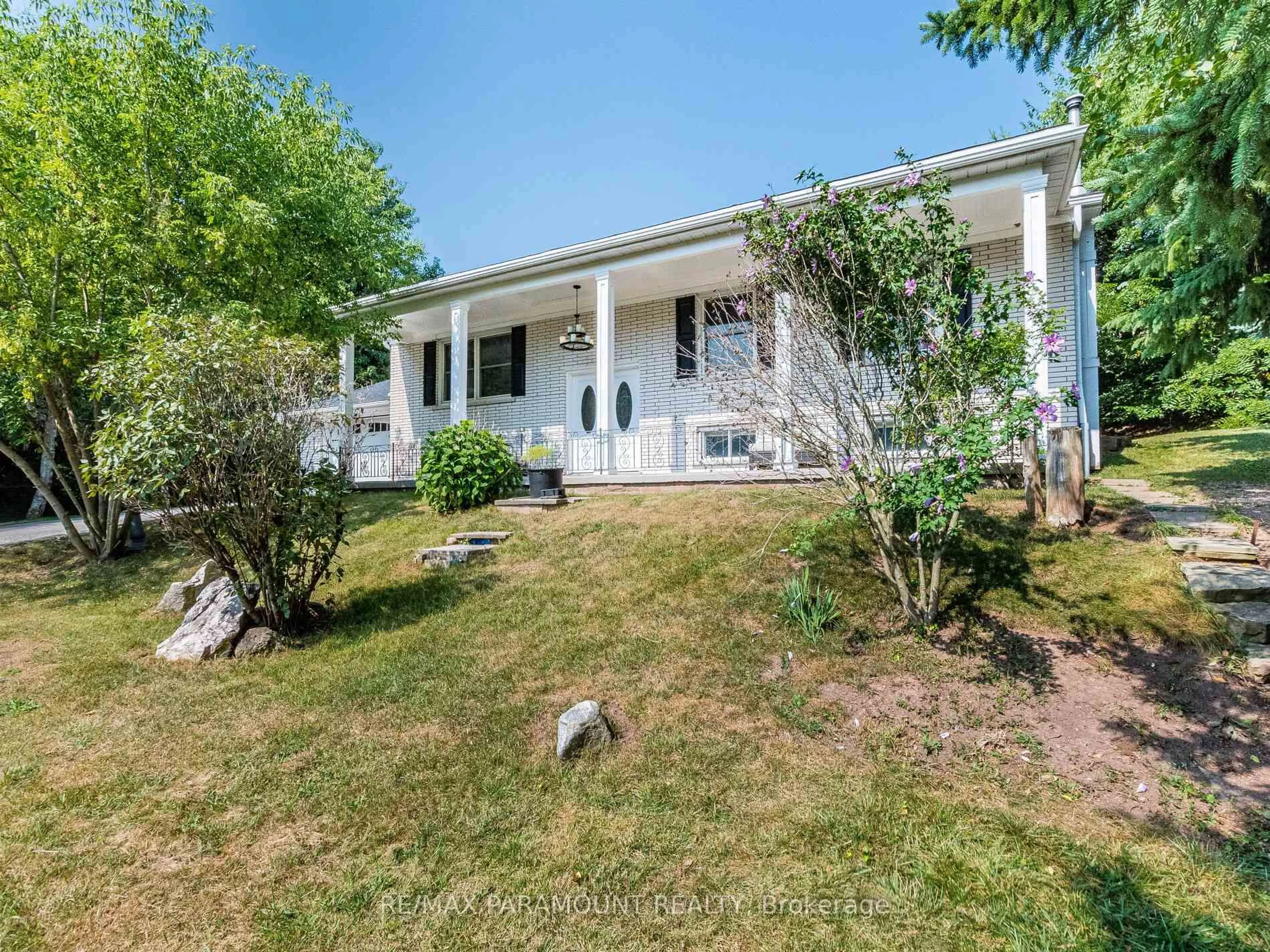 A pic from outside/outdoor area/front of a property/back of a property/a pic from drone, unknown for 14 King St, Caledon Ontario L7C 1N8
