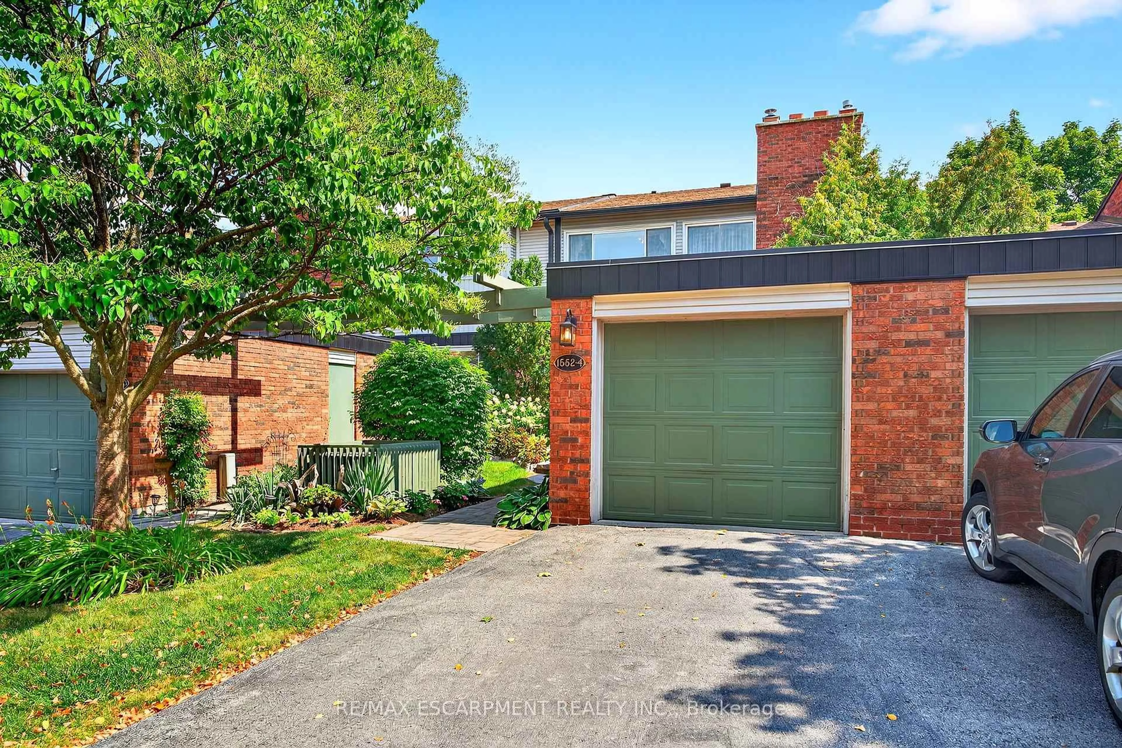 Home with brick exterior material, street for 1552 Kerns Rd #4, Burlington Ontario L7P 3A7