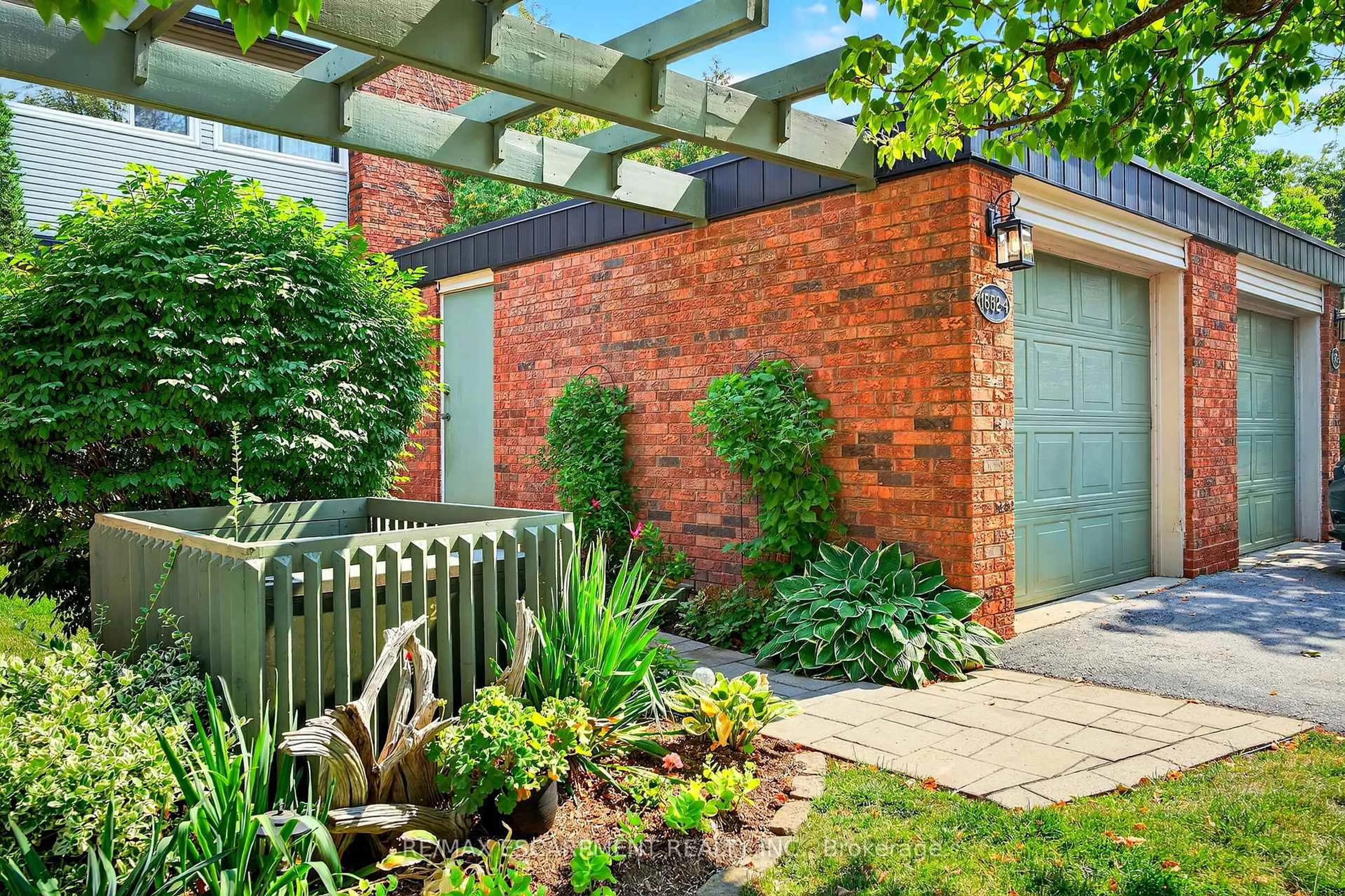 Patio, street for 1552 Kerns Rd #4, Burlington Ontario L7P 3A7