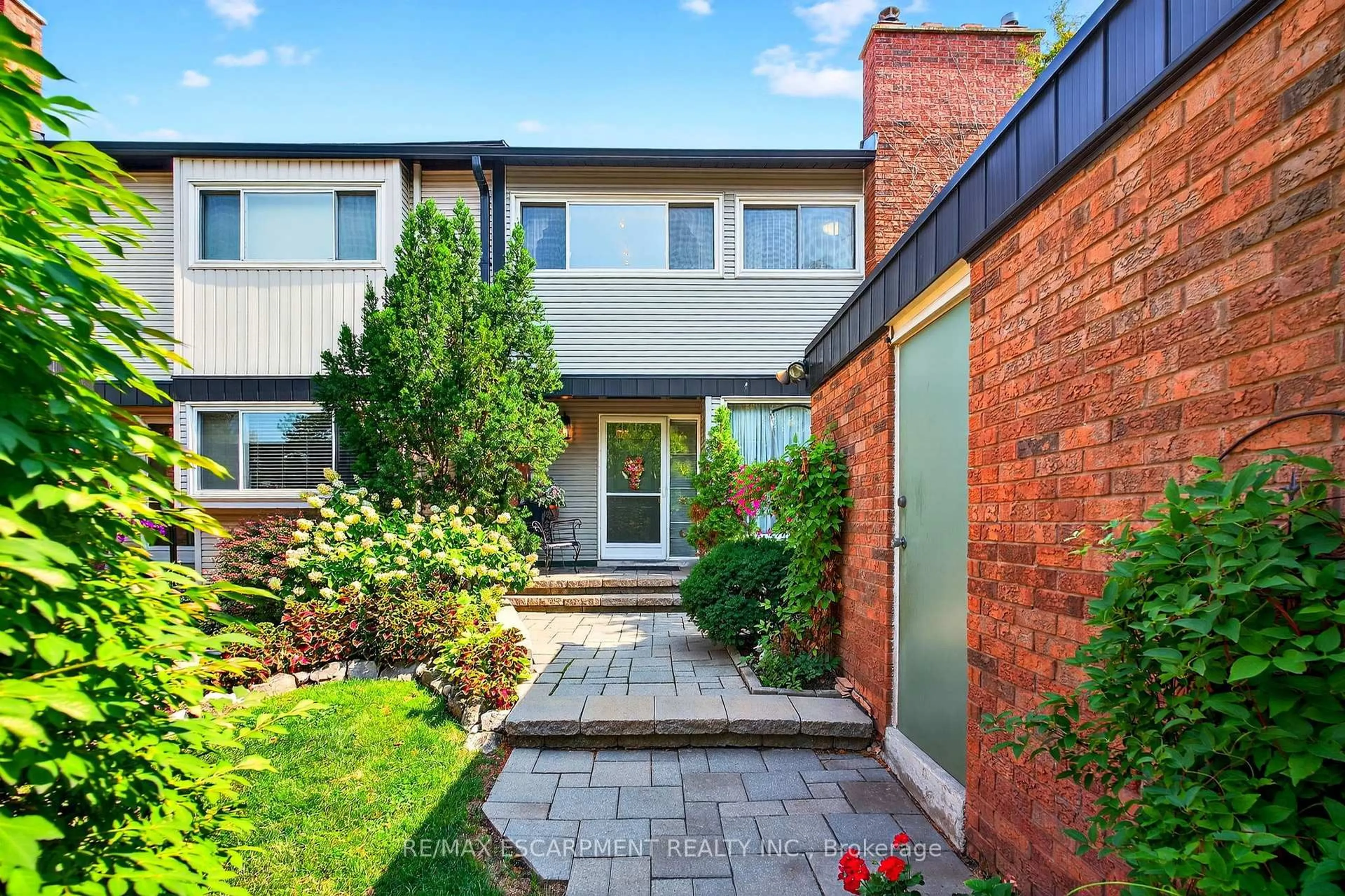 Home with brick exterior material, street for 1552 Kerns Rd #4, Burlington Ontario L7P 3A7