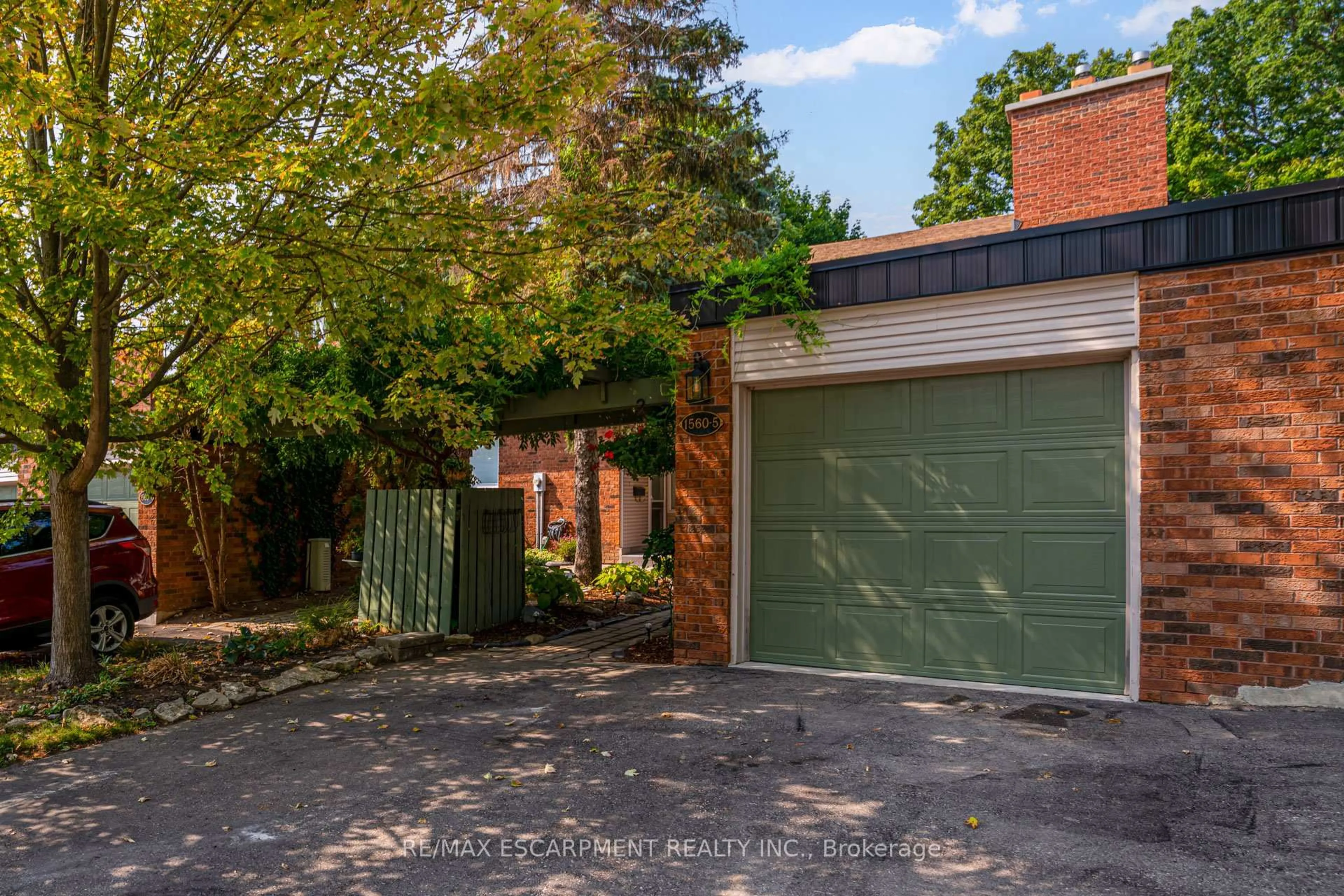 A pic from outside/outdoor area/front of a property/back of a property/a pic from drone, street for 1560 Kerns Rd #5, Burlington Ontario L7P 3A7