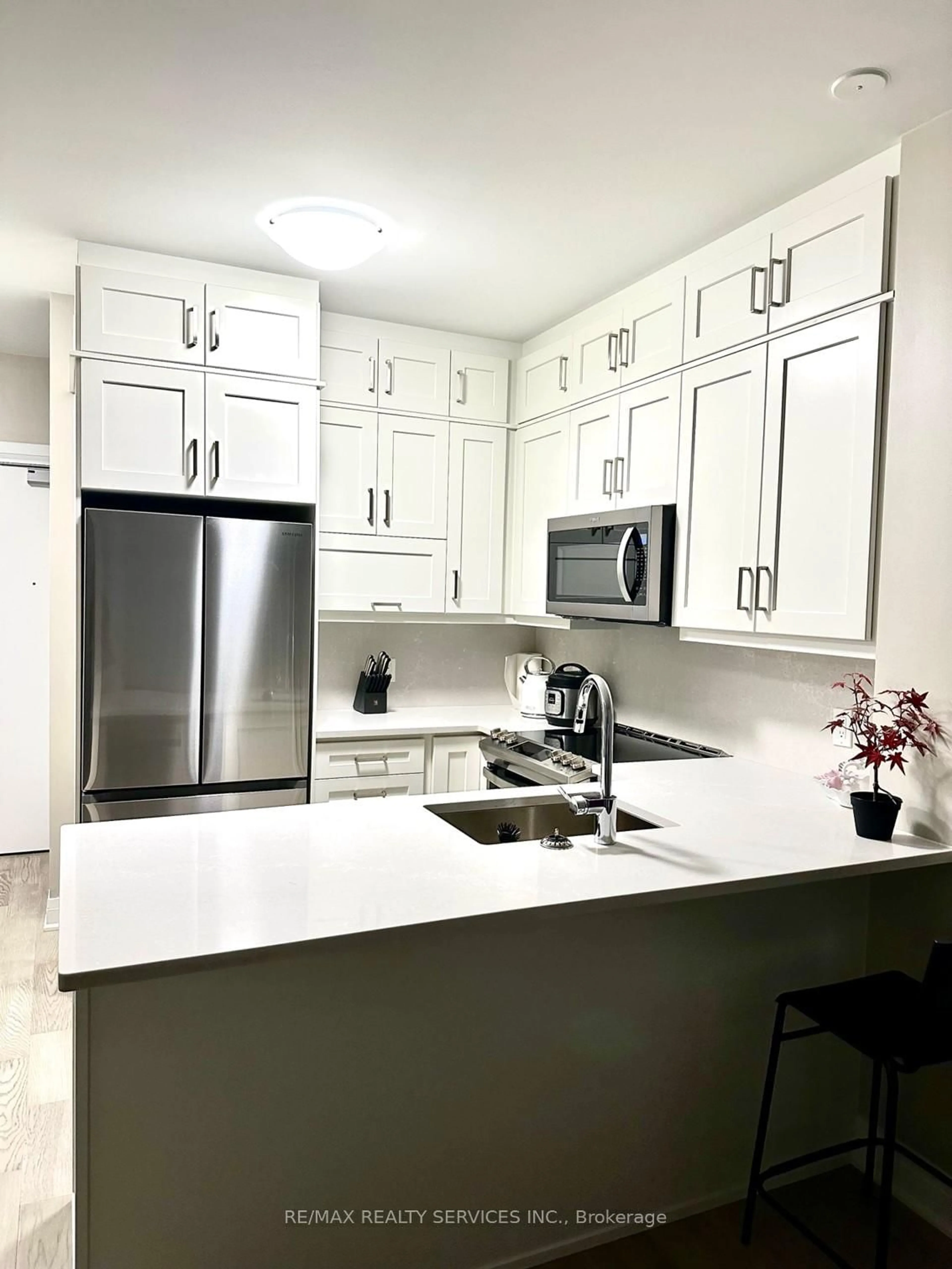 Contemporary kitchen, ceramic/tile floor for 50 Kaitting Tr #403, Oakville Ontario L6M 5N3