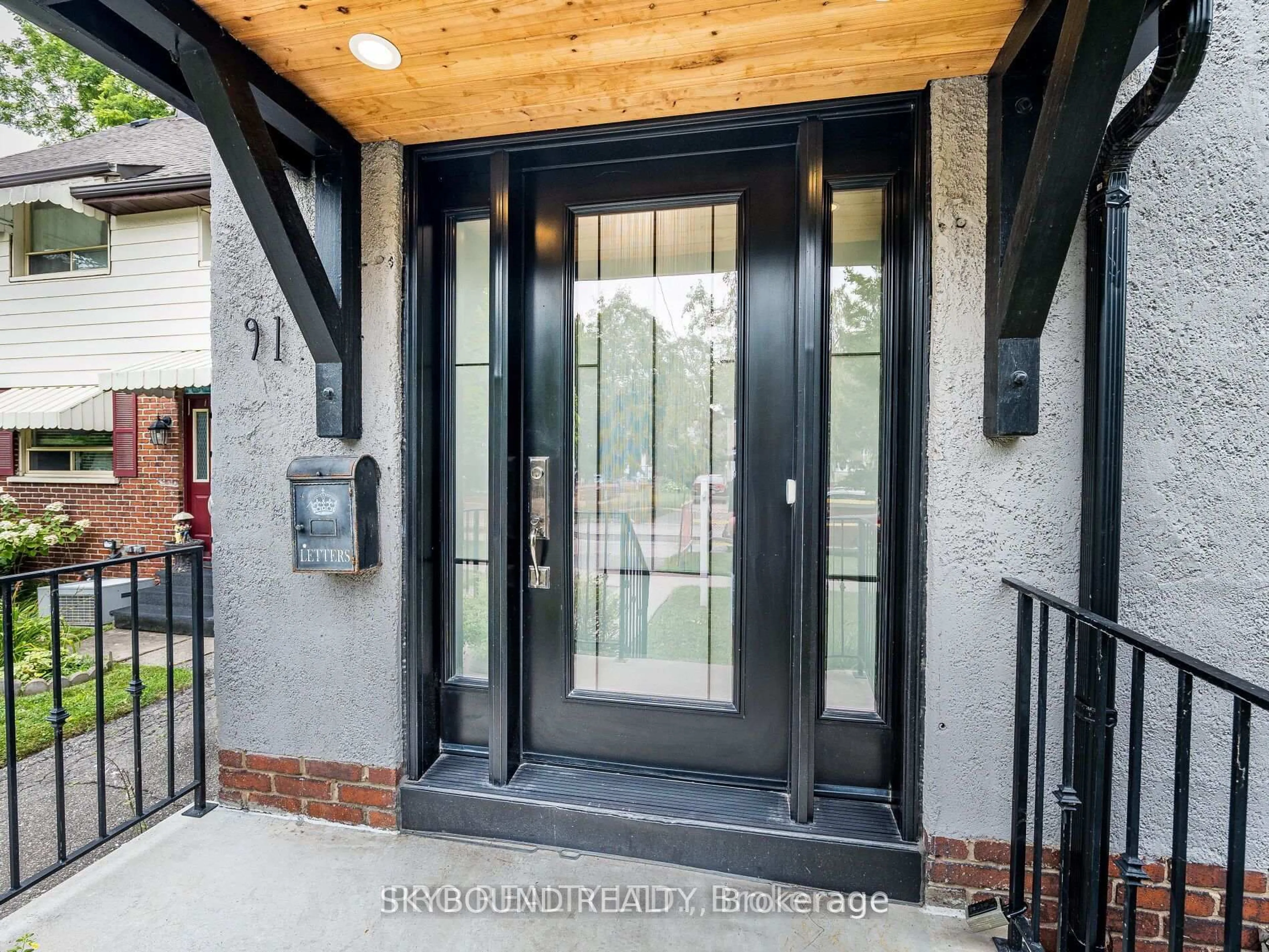 Indoor entryway for 91 Eighth St, Toronto Ontario M8V 3C5
