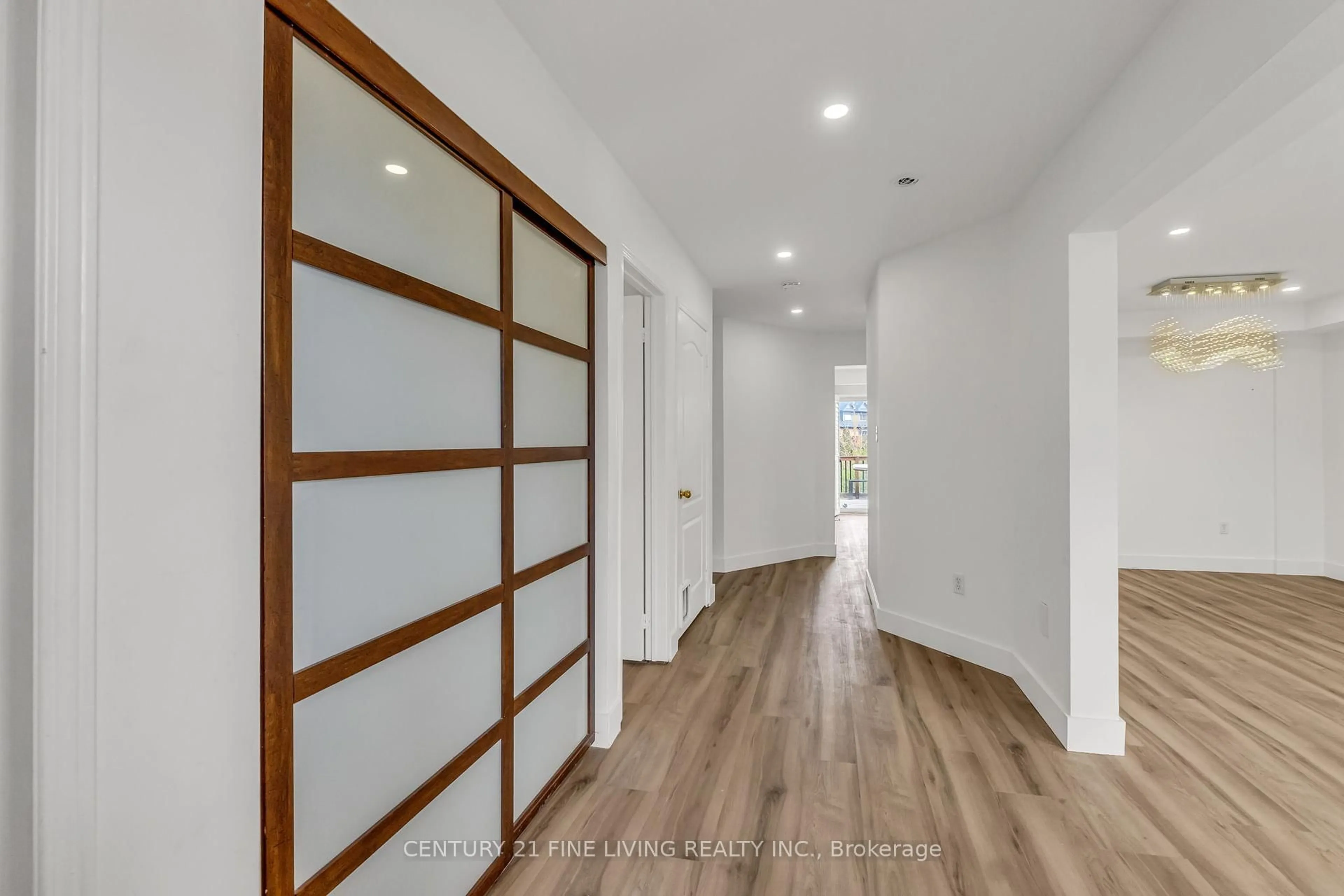 Indoor entryway for 6571 Alderwood Tr, Mississauga Ontario L5N 6W3