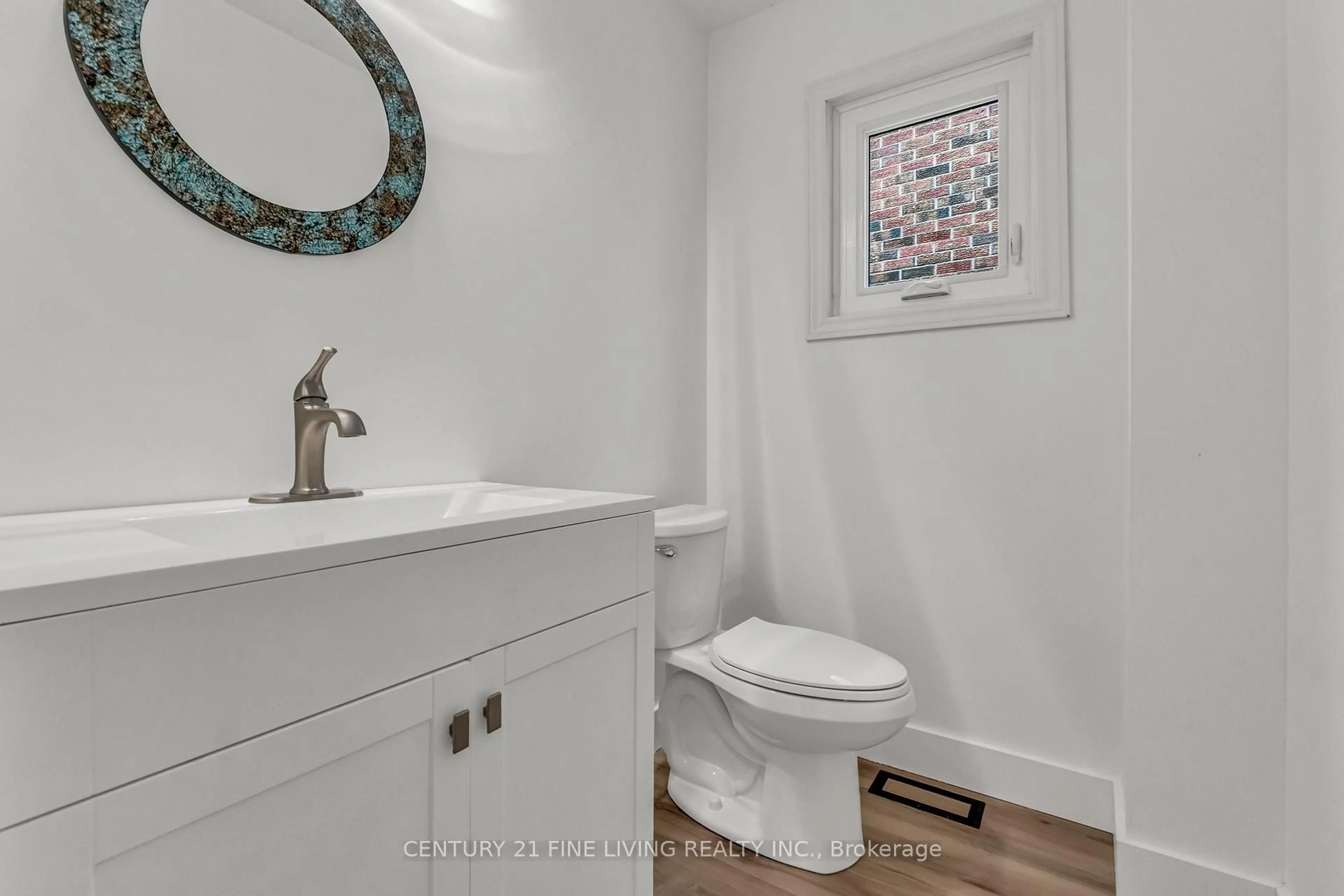 Standard bathroom, ceramic/tile floor for 6571 Alderwood Tr, Mississauga Ontario L5N 6W3