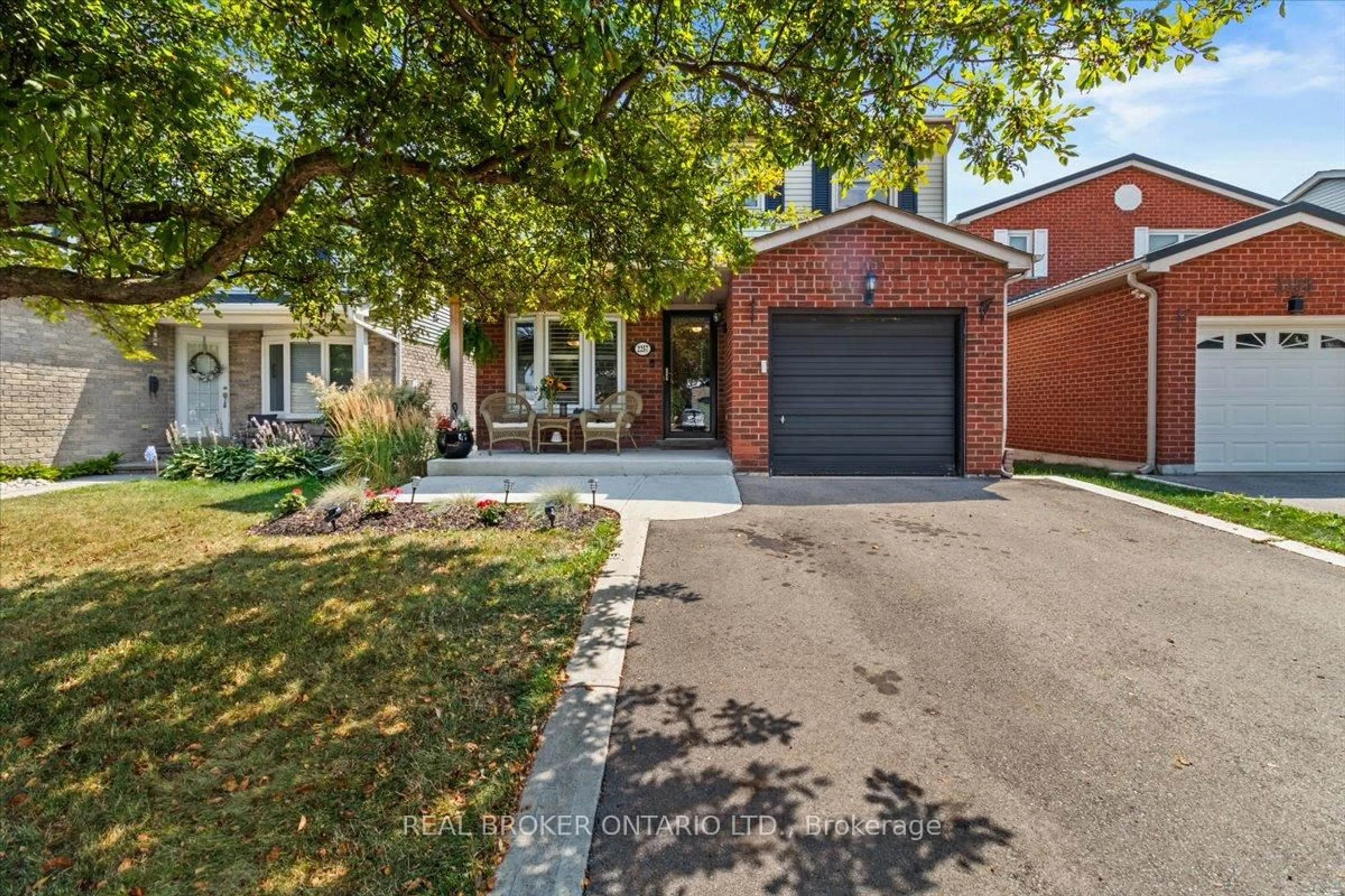 Home with brick exterior material, street for 2257 Silverbirch Crt, Burlington Ontario L7M 3H2