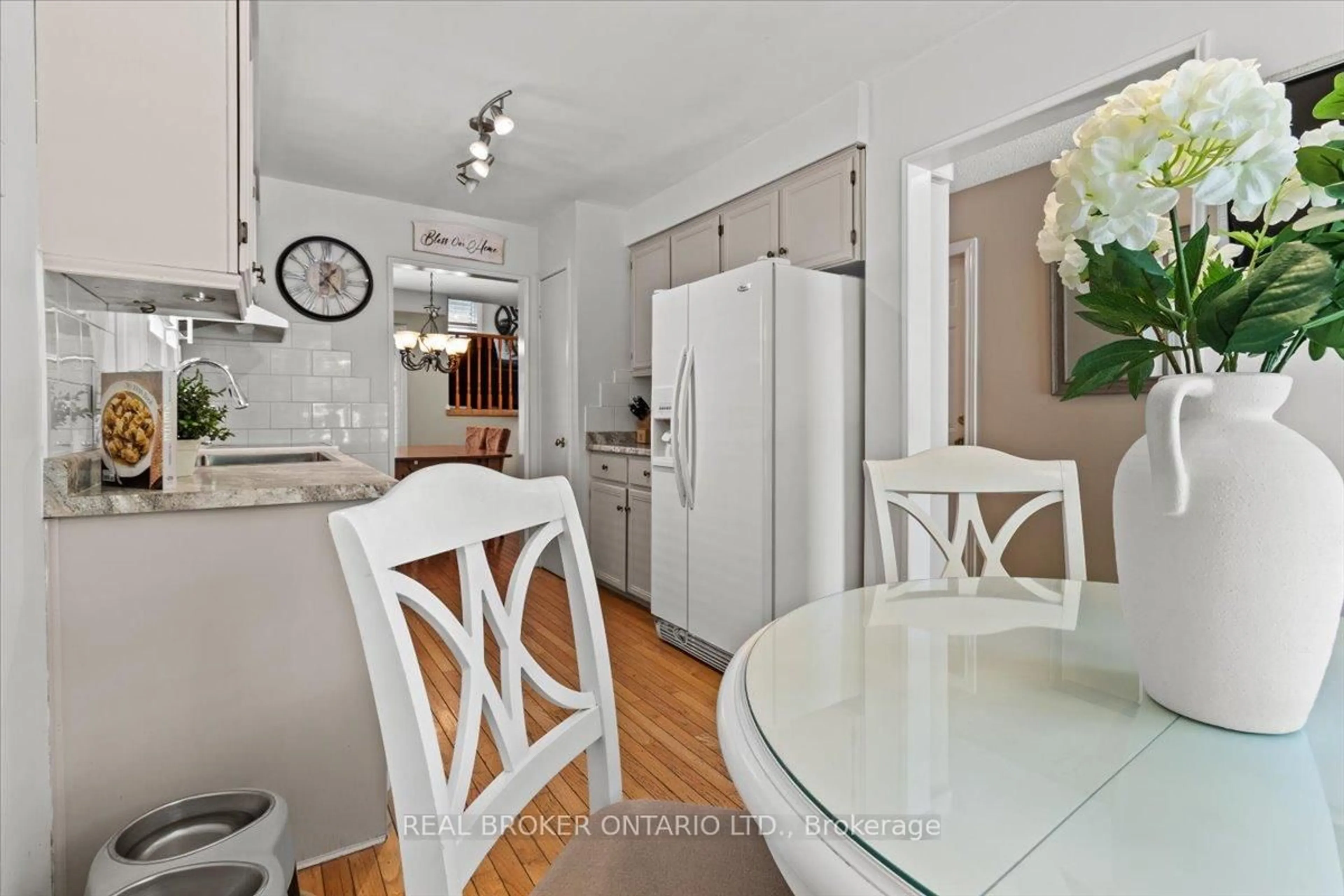Dining room, unknown for 2257 Silverbirch Crt, Burlington Ontario L7M 3H2