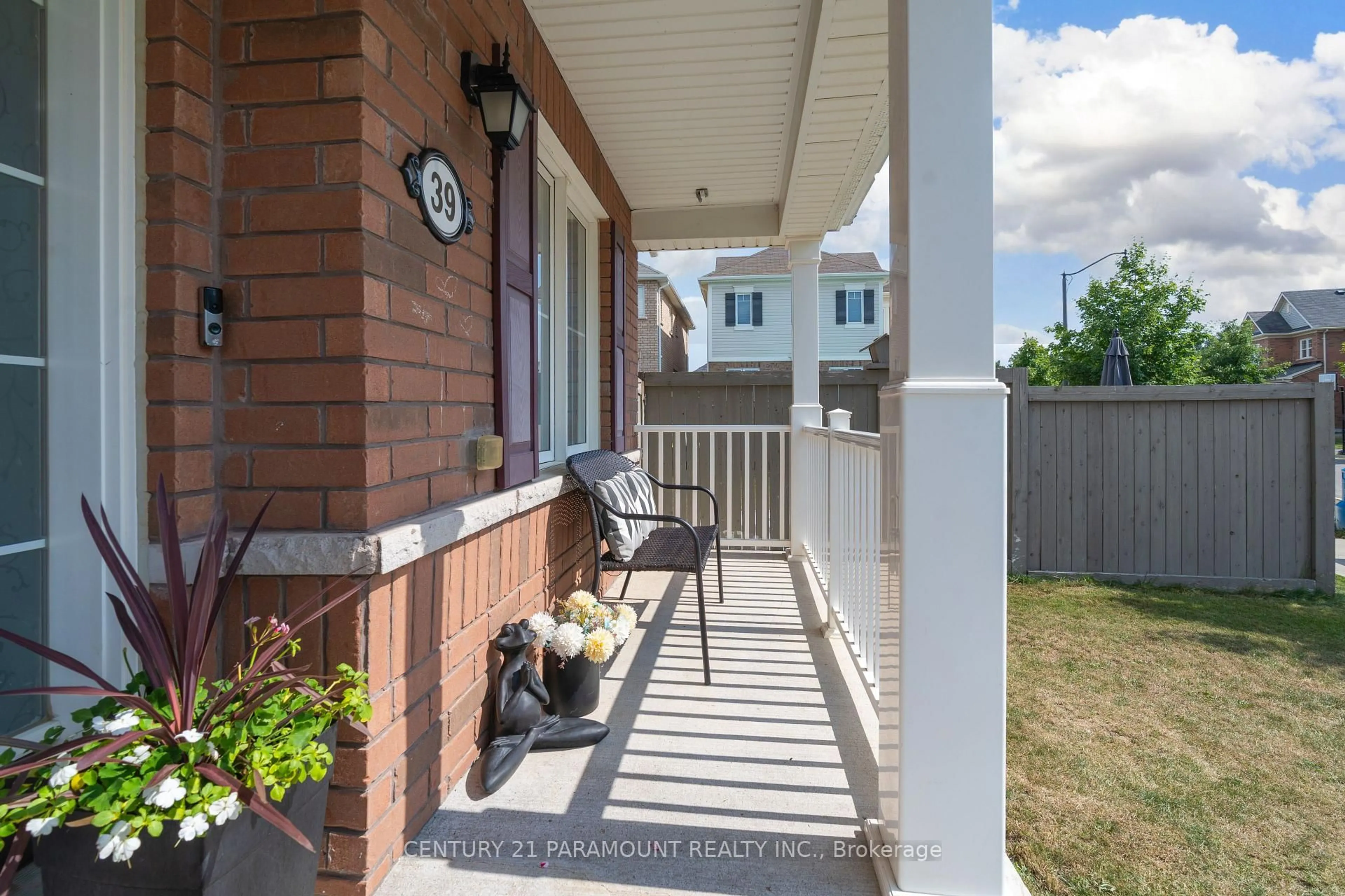 Patio, street for 39 Fenchurch Dr, Brampton Ontario L7A 4G1