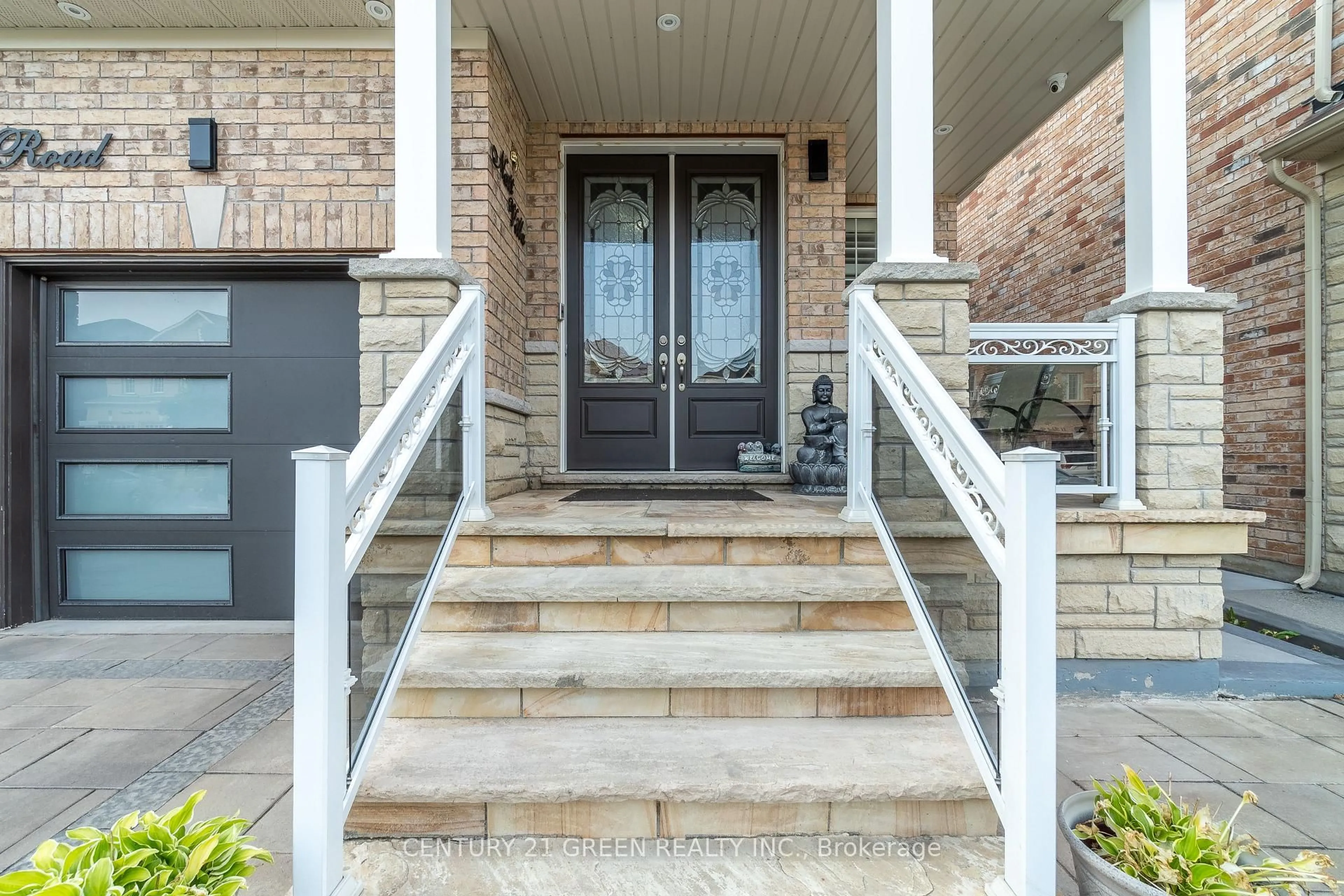 Indoor entryway for 16 Idol Rd, Brampton Ontario L6X 0Y9