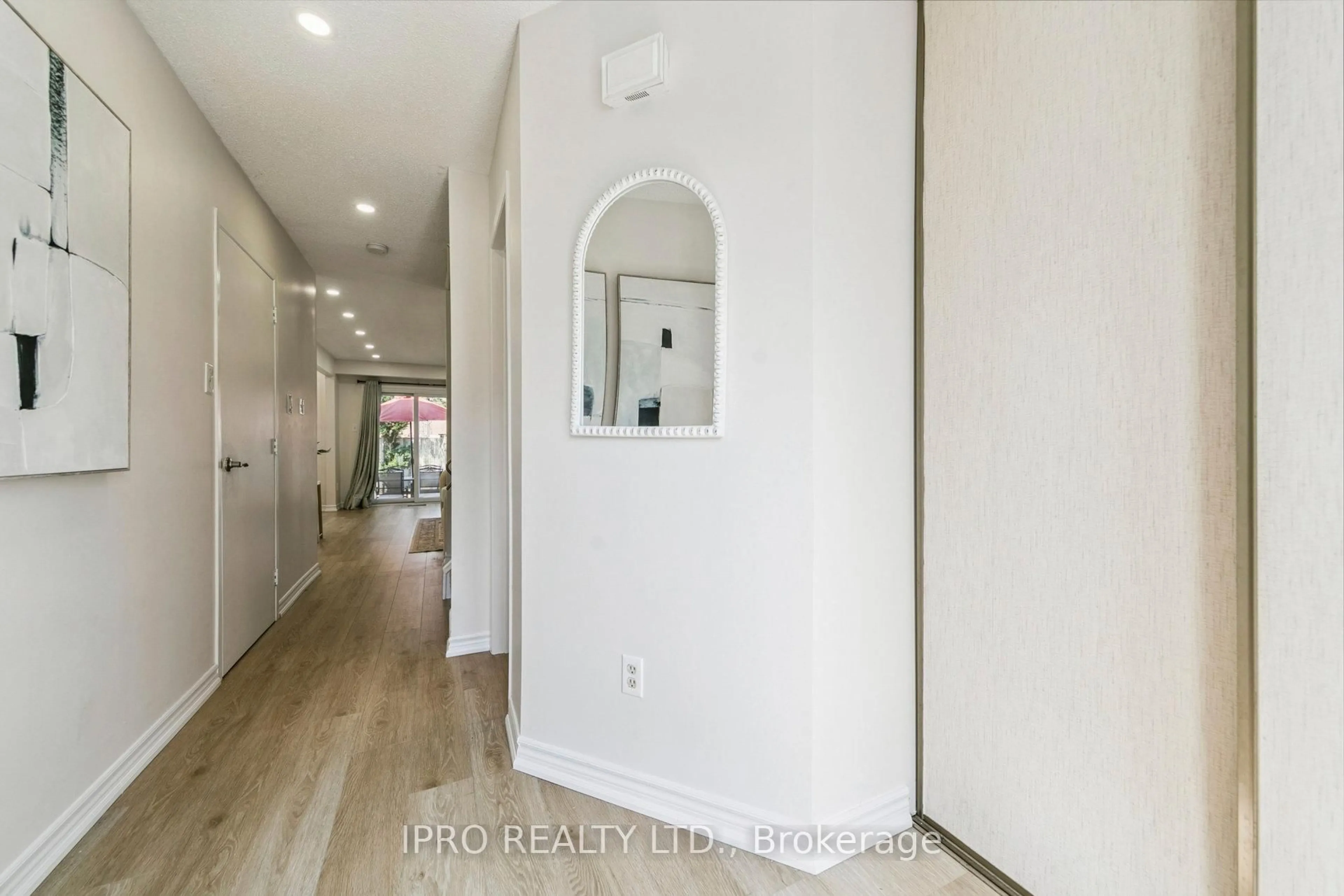 Indoor entryway for 3455 Caplan Cres #3, Burlington Ontario L7N 2P9