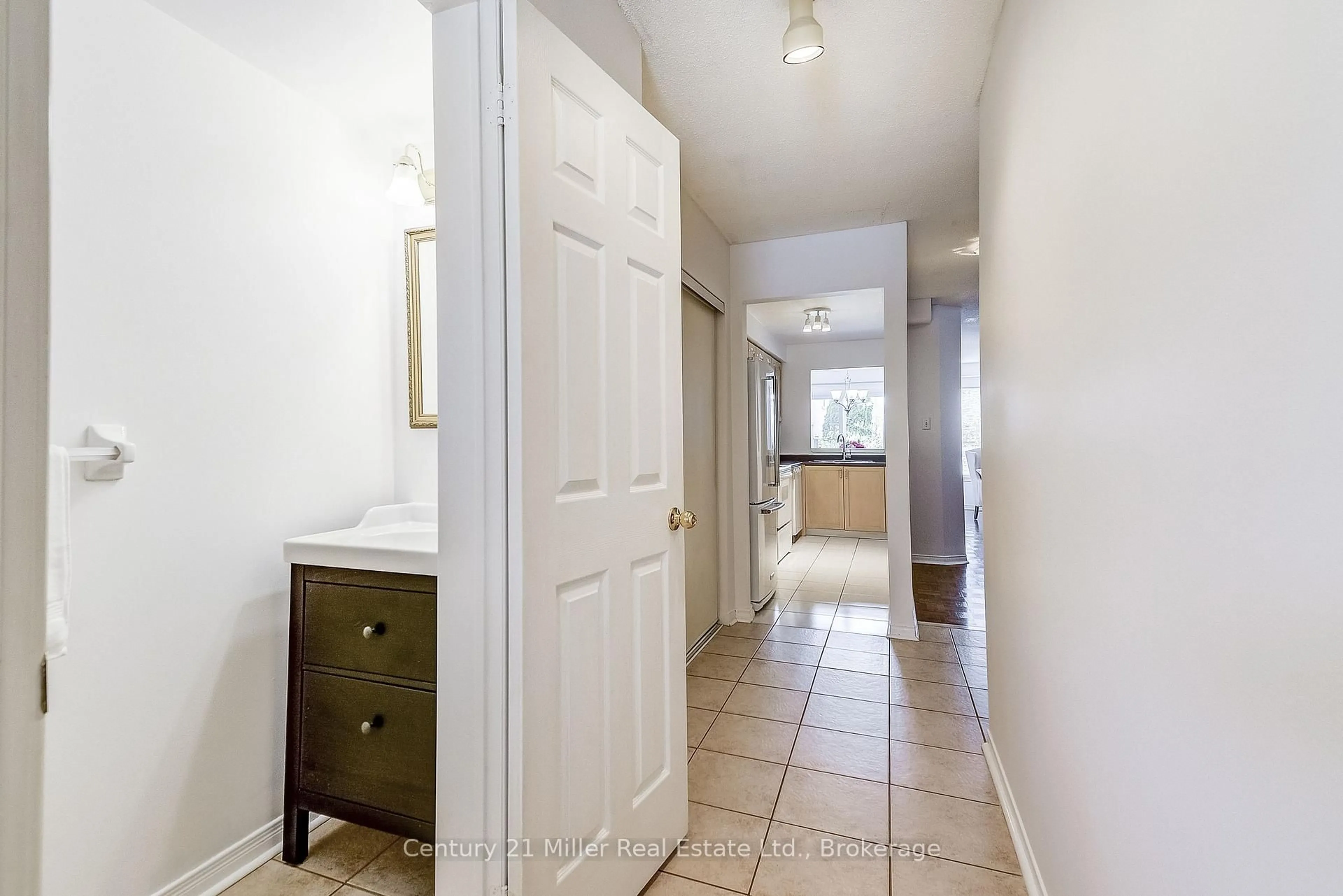 Indoor entryway for 5111 Thornburn Dr, Burlington Ontario L7L 6K2